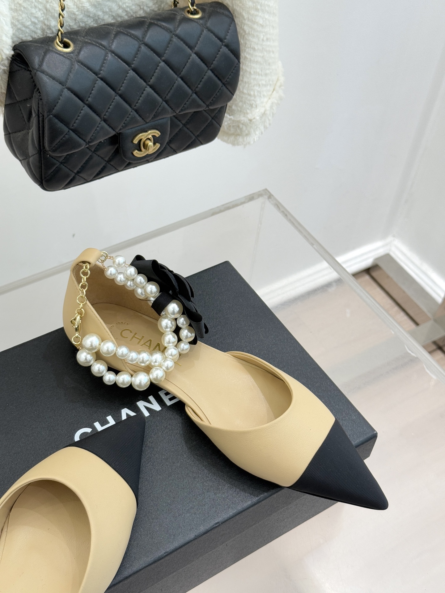 CHANE*｜小香25K新品脚环大珍珠双C山茶花尖头拼色平底中空凉鞋这款凉鞋以利落剪裁开启春夏序章。拼色