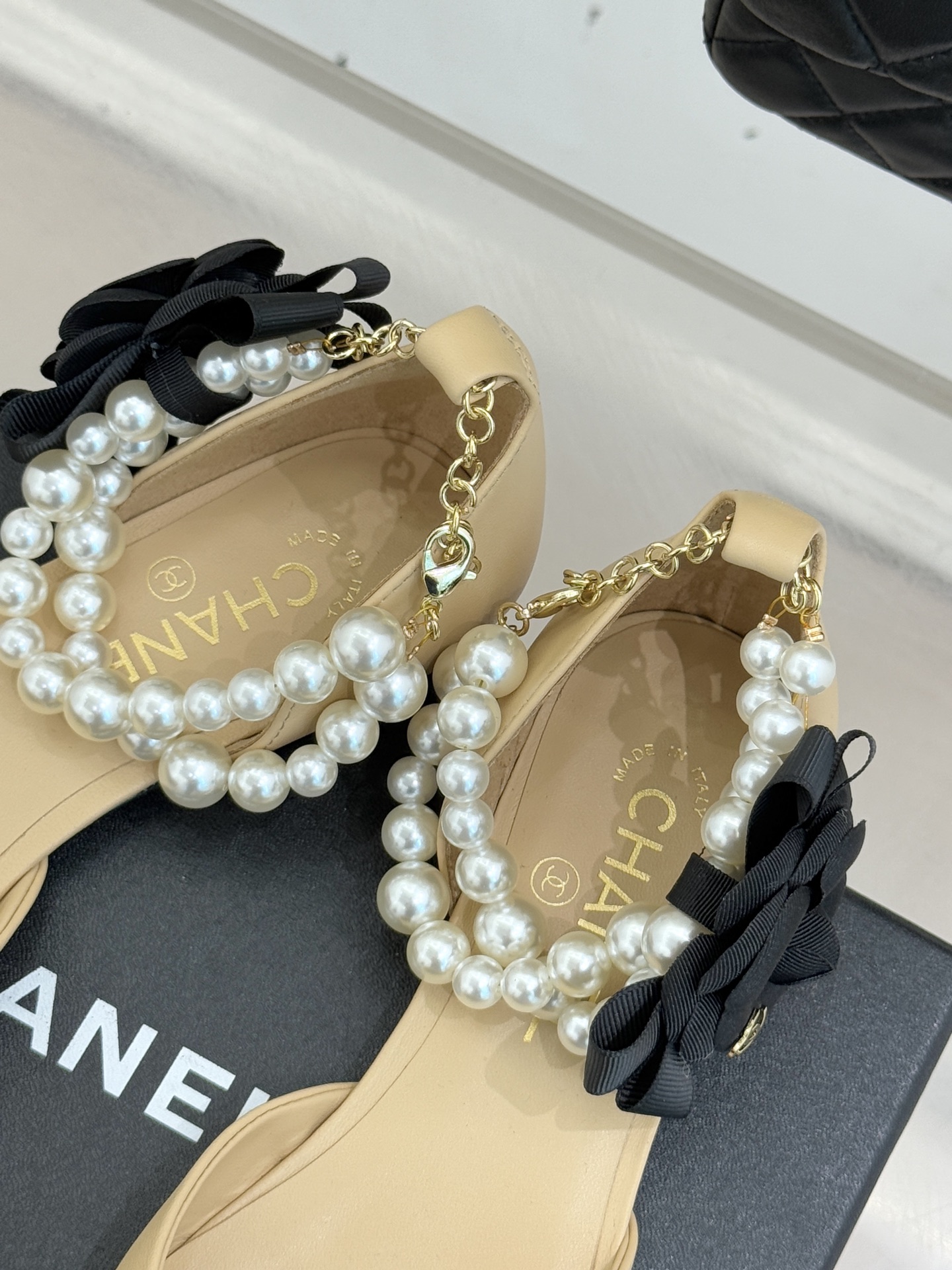 CHANE*｜小香25K新品脚环大珍珠双C山茶花尖头拼色平底中空凉鞋这款凉鞋以利落剪裁开启春夏序章。拼色