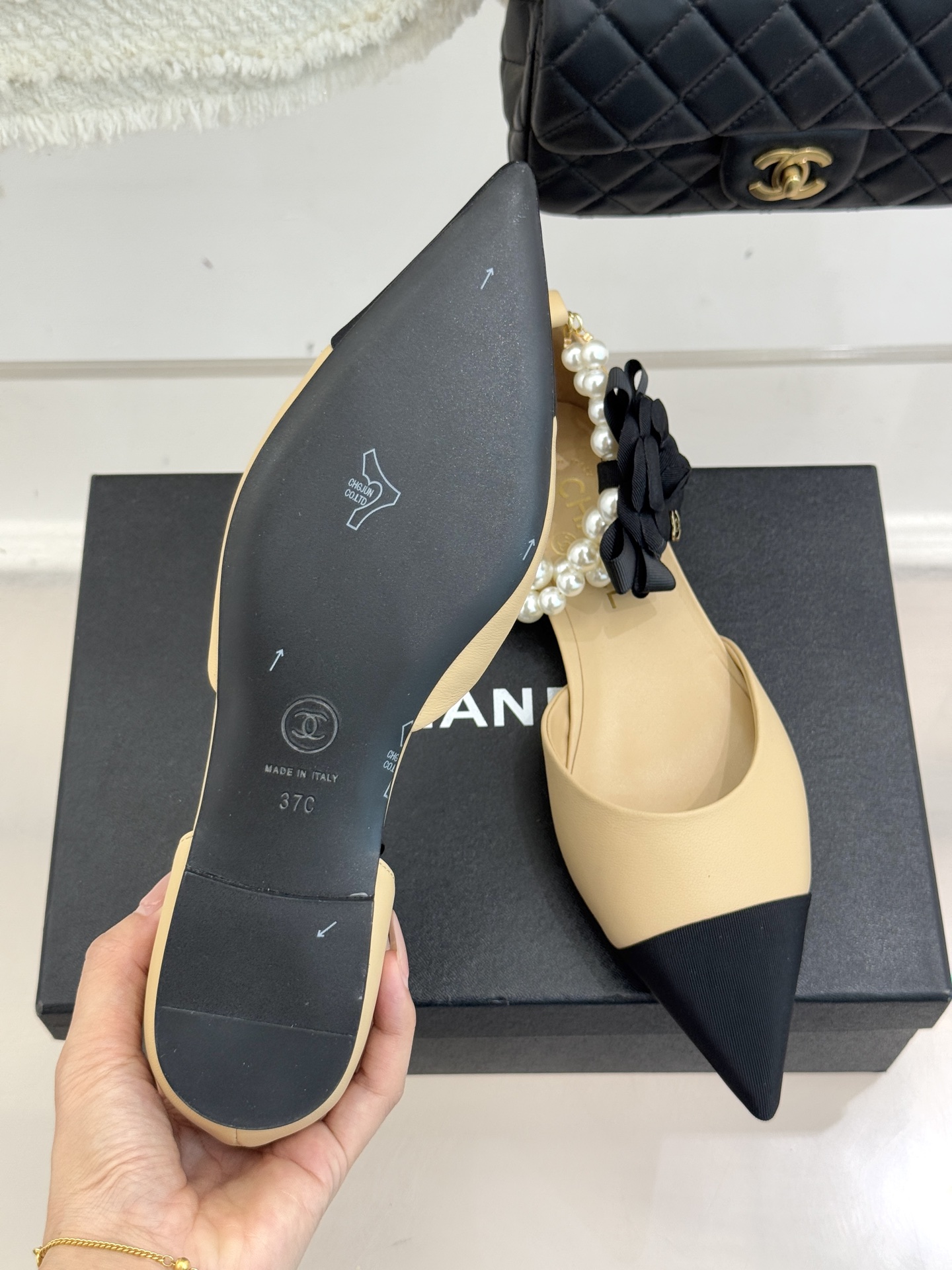 CHANE*｜小香25K新品脚环大珍珠双C山茶花尖头拼色平底中空凉鞋这款凉鞋以利落剪裁开启春夏序章。拼色