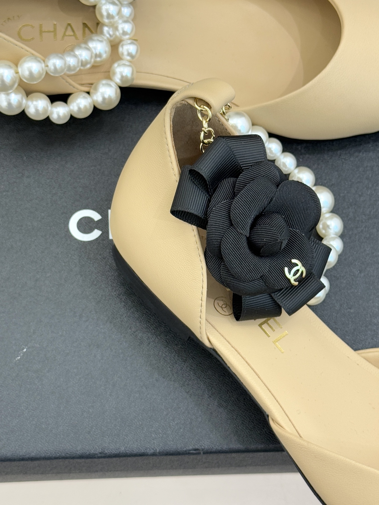 CHANE*｜小香25K新品脚环大珍珠双C山茶花尖头拼色平底中空凉鞋这款凉鞋以利落剪裁开启春夏序章。拼色