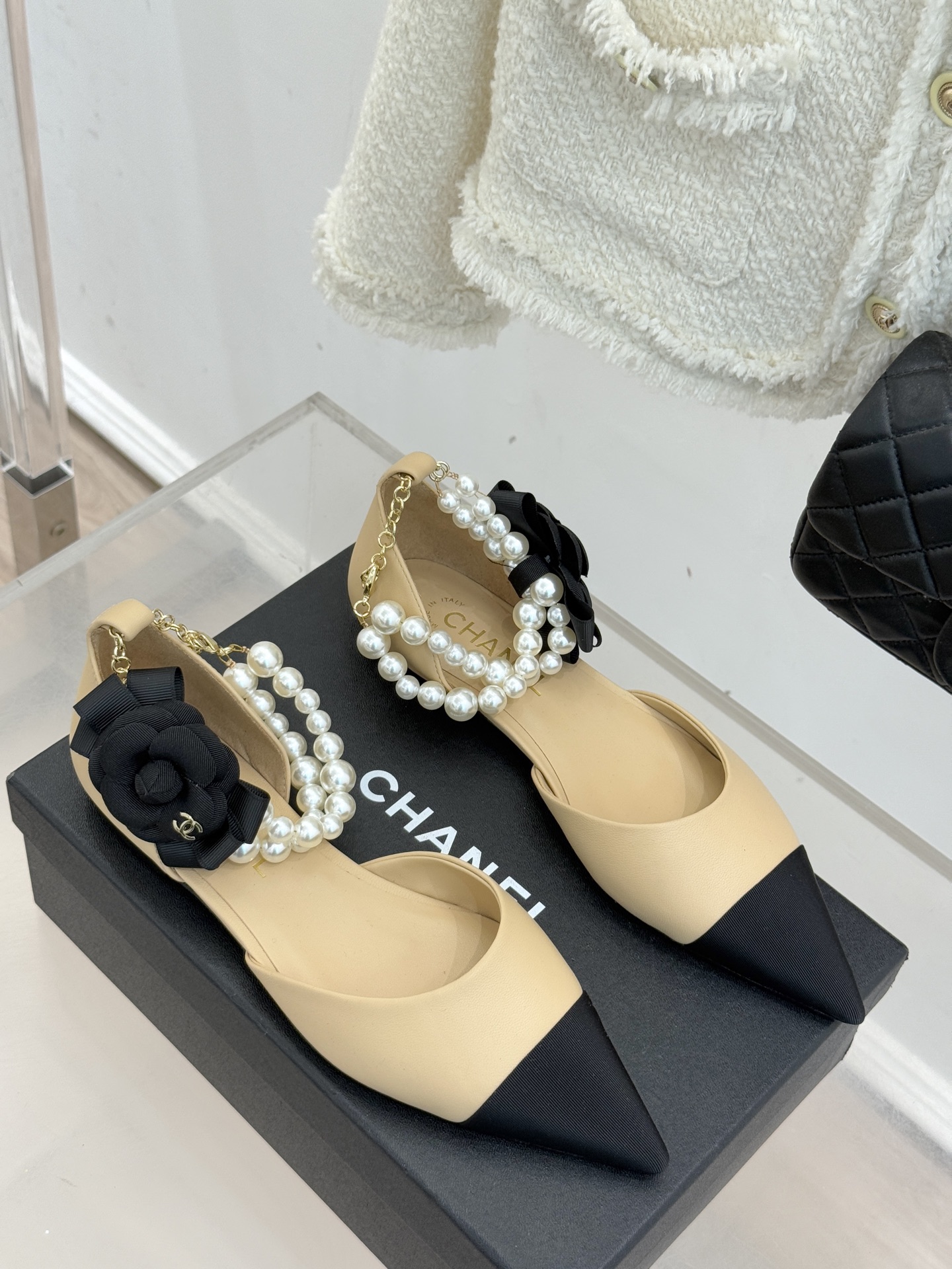 CHANE*｜小香25K新品脚环大珍珠双C山茶花尖头拼色平底中空凉鞋这款凉鞋以利落剪裁开启春夏序章。拼色