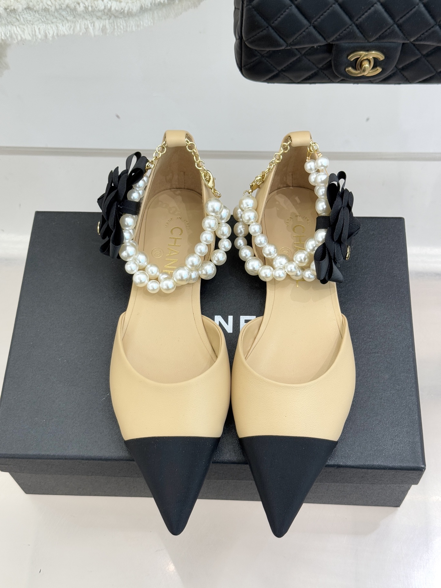 CHANE*｜小香25K新品脚环大珍珠双C山茶花尖头拼色平底中空凉鞋这款凉鞋以利落剪裁开启春夏序章。拼色