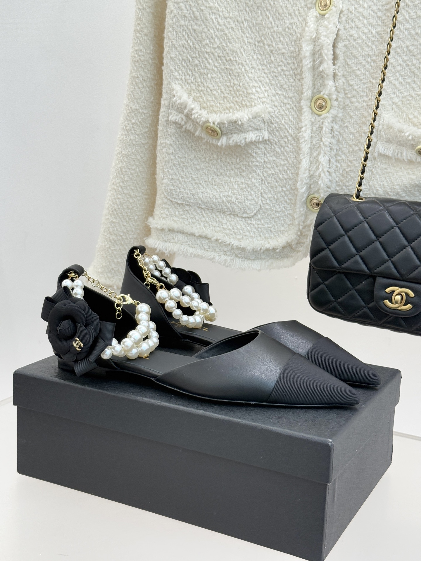 CHANE*｜小香25K新品脚环大珍珠双C山茶花尖头拼色平底中空凉鞋这款凉鞋以利落剪裁开启春夏序章。拼色