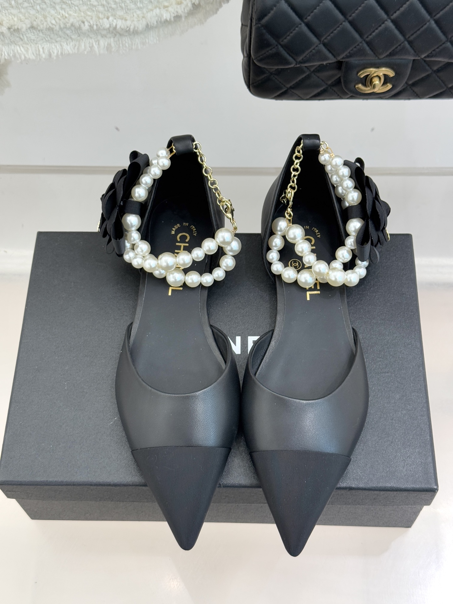 CHANE*｜小香25K新品脚环大珍珠双C山茶花尖头拼色平底中空凉鞋这款凉鞋以利落剪裁开启春夏序章。拼色