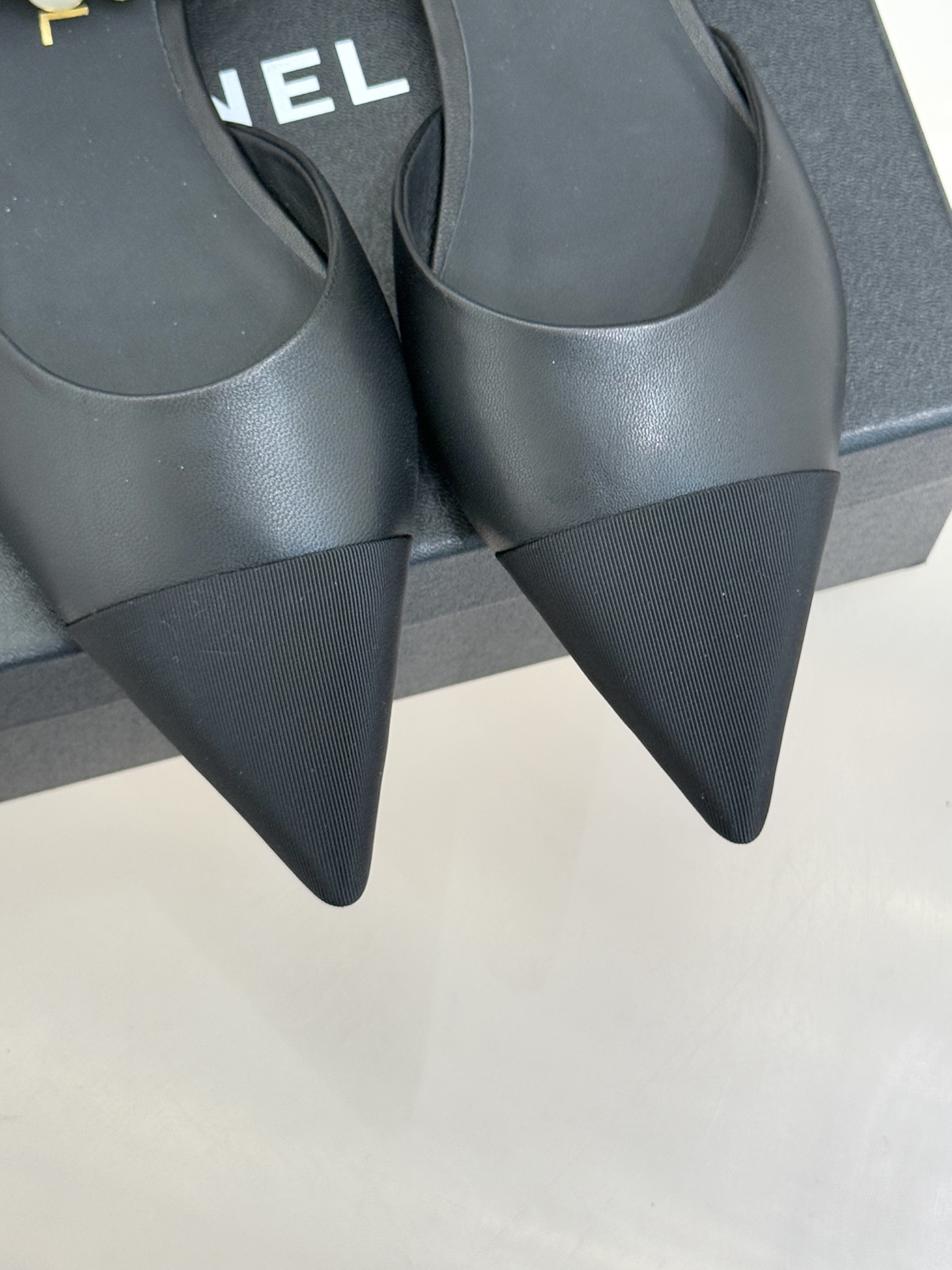 CHANE*｜小香25K新品脚环大珍珠双C山茶花尖头拼色平底中空凉鞋这款凉鞋以利落剪裁开启春夏序章。拼色