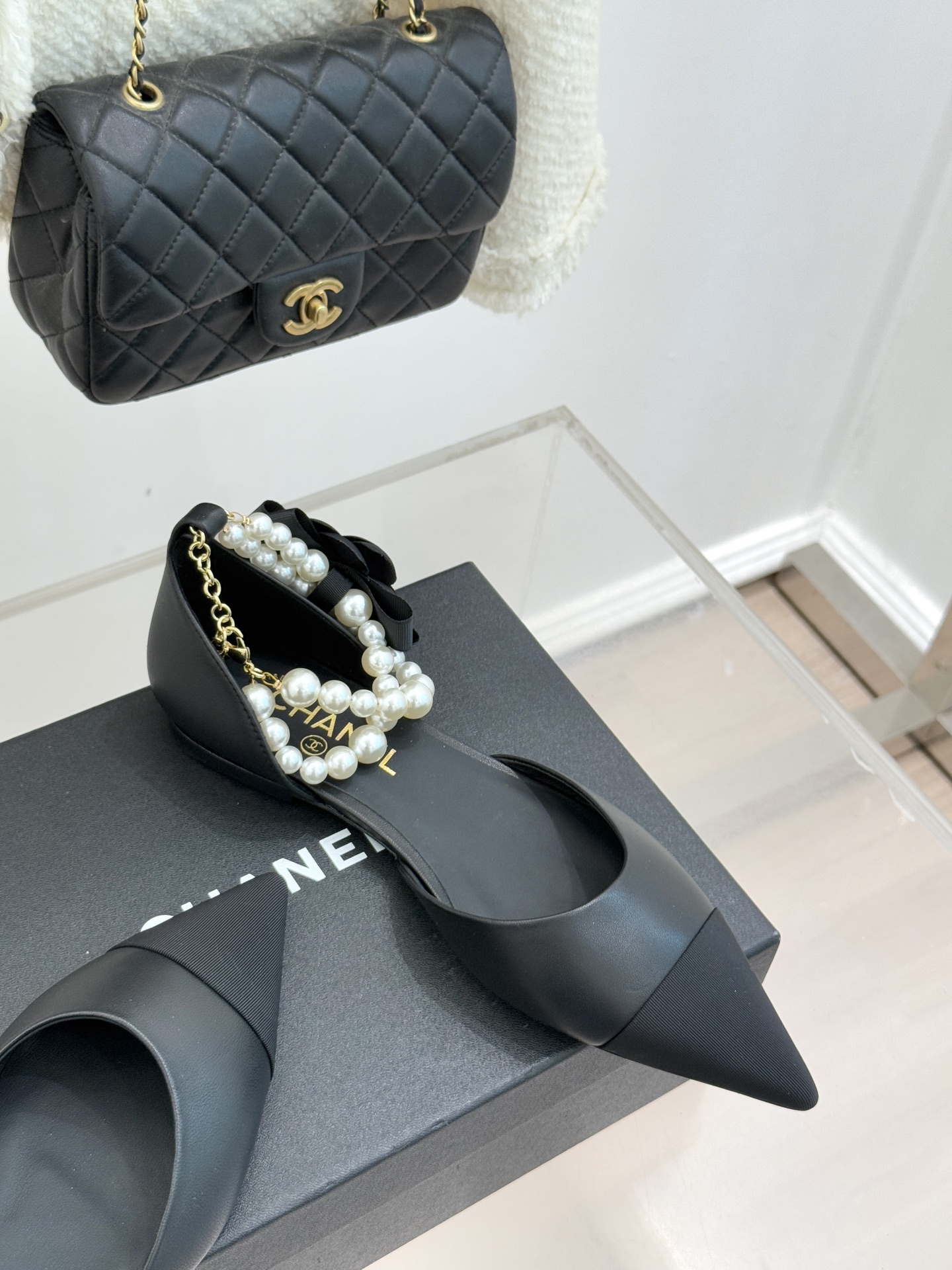 CHANE*｜小香25K新品脚环大珍珠双C山茶花尖头拼色平底中空凉鞋这款凉鞋以利落剪裁开启春夏序章。拼色