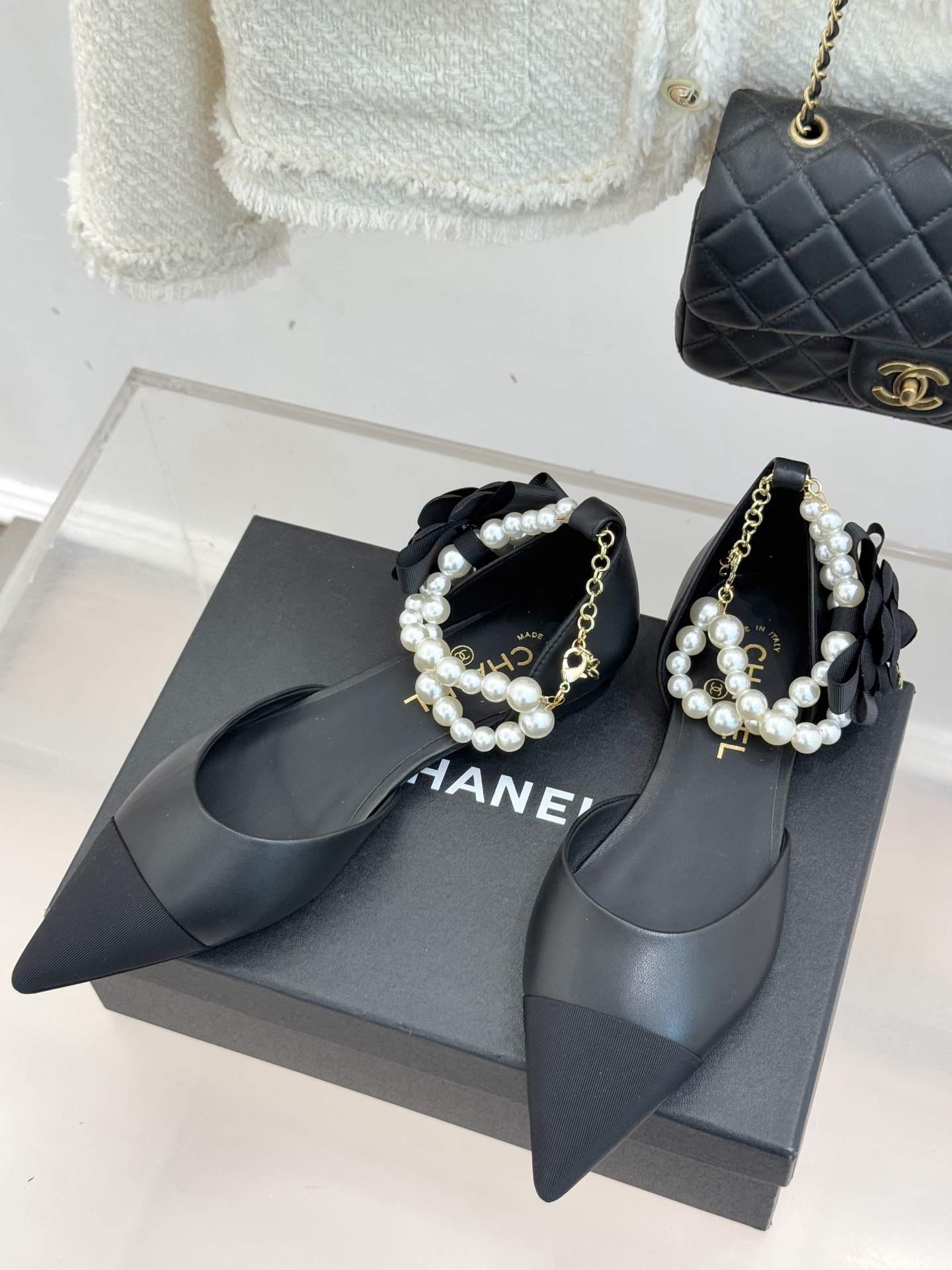 CHANE*｜小香25K新品脚环大珍珠双C山茶花尖头拼色平底中空凉鞋这款凉鞋以利落剪裁开启春夏序章。拼色