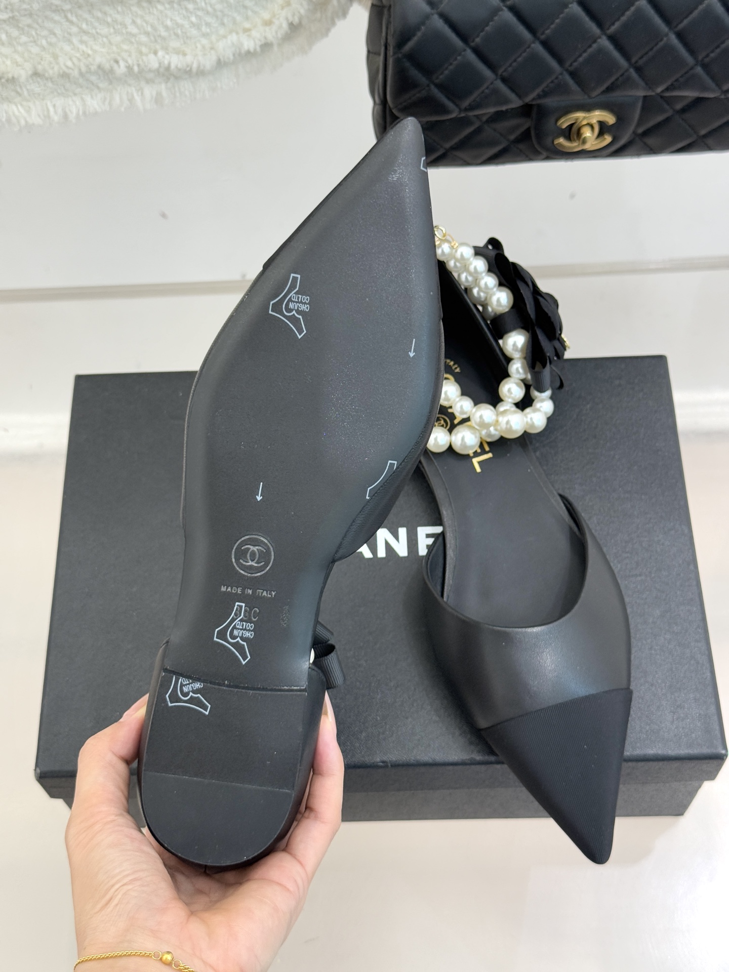 CHANE*｜小香25K新品脚环大珍珠双C山茶花尖头拼色平底中空凉鞋这款凉鞋以利落剪裁开启春夏序章。拼色