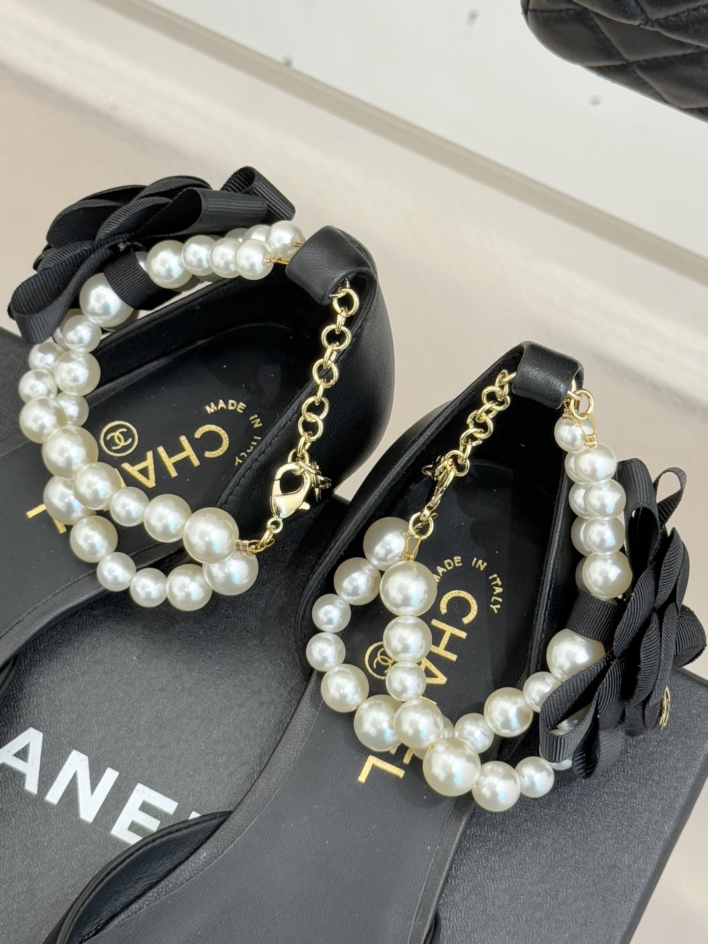 CHANE*｜小香25K新品脚环大珍珠双C山茶花尖头拼色平底中空凉鞋这款凉鞋以利落剪裁开启春夏序章。拼色