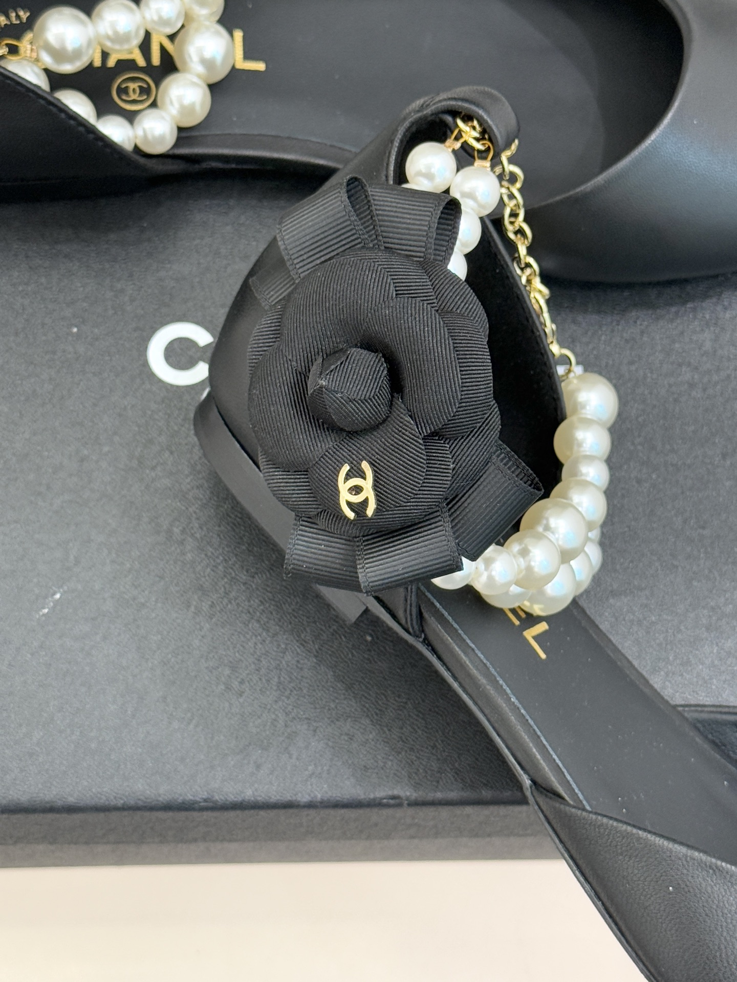 CHANE*｜小香25K新品脚环大珍珠双C山茶花尖头拼色平底中空凉鞋这款凉鞋以利落剪裁开启春夏序章。拼色