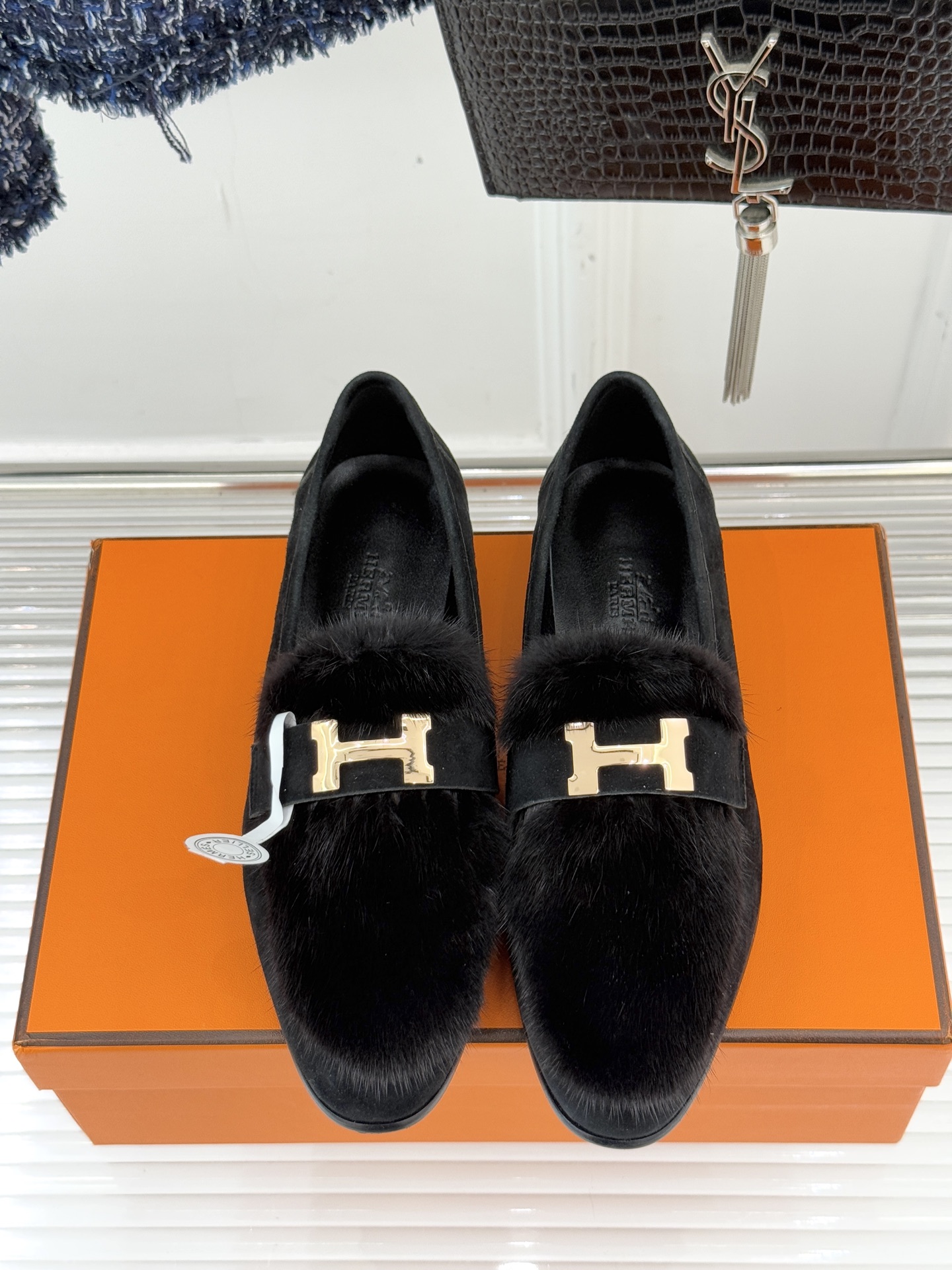 Hermès/爱马仕经典复古羊毛H金属扣乐福鞋标志性H形金属扣居于鞋身经精雕与多层抛光电镀而成流转着低调