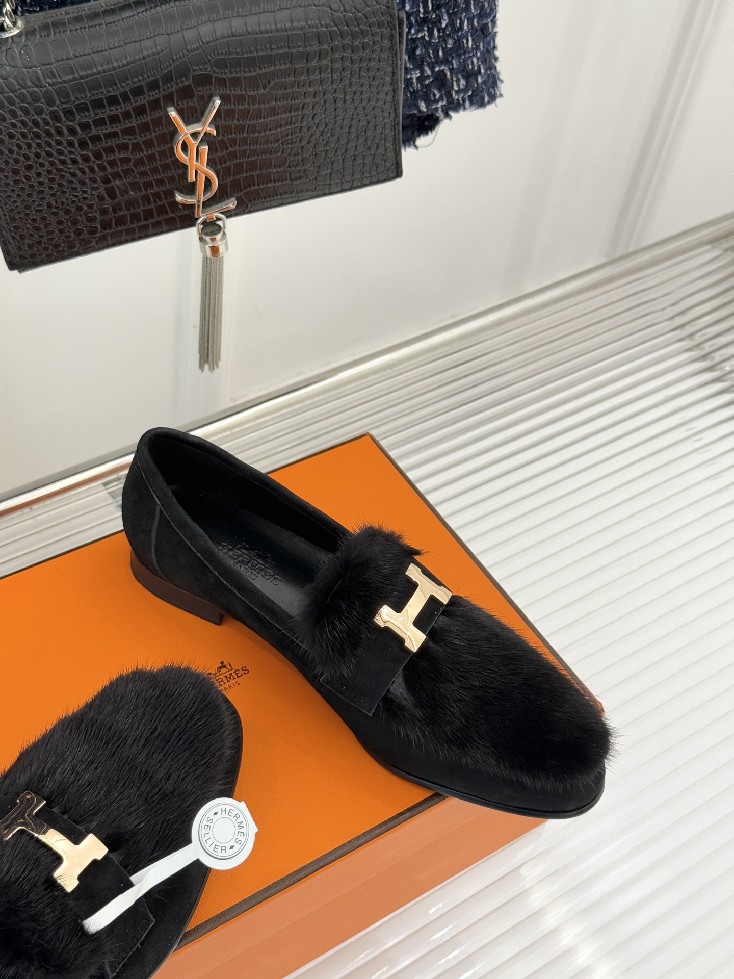 Hermès/爱马仕经典复古羊毛H金属扣乐福鞋标志性H形金属扣居于鞋身经精雕与多层抛光电镀而成流转着低调