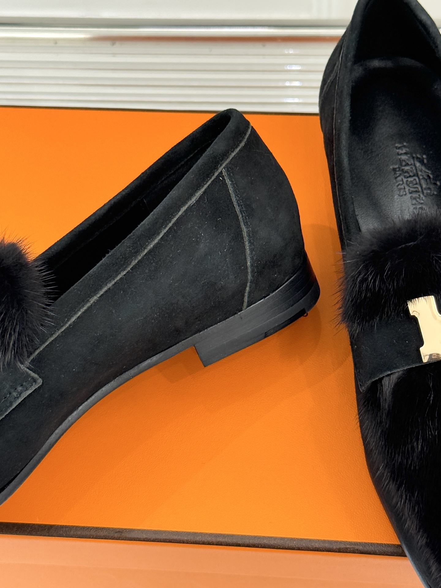 Hermès/爱马仕经典复古羊毛H金属扣乐福鞋标志性H形金属扣居于鞋身经精雕与多层抛光电镀而成流转着低调