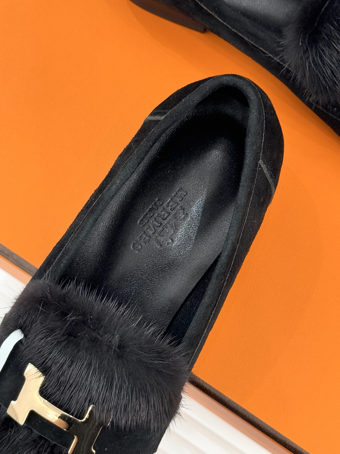 Hermès/爱马仕经典复古羊毛H金属扣乐福鞋标志性H形金属扣居于鞋身经精雕与多层抛光电镀而成流转着低调