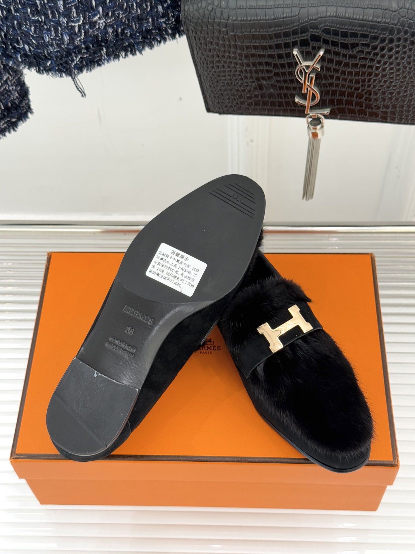 Hermès/爱马仕经典复古羊毛H金属扣乐福鞋标志性H形金属扣居于鞋身经精雕与多层抛光电镀而成流转着低调