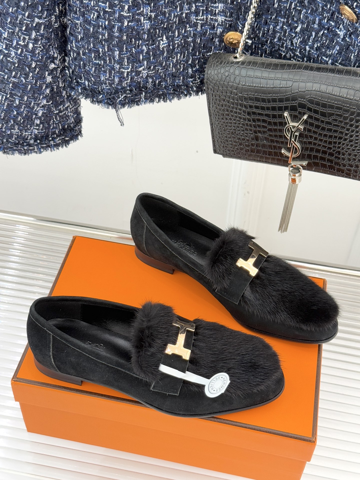 Hermès/爱马仕经典复古羊毛H金属扣乐福鞋标志性H形金属扣居于鞋身经精雕与多层抛光电镀而成流转着低调