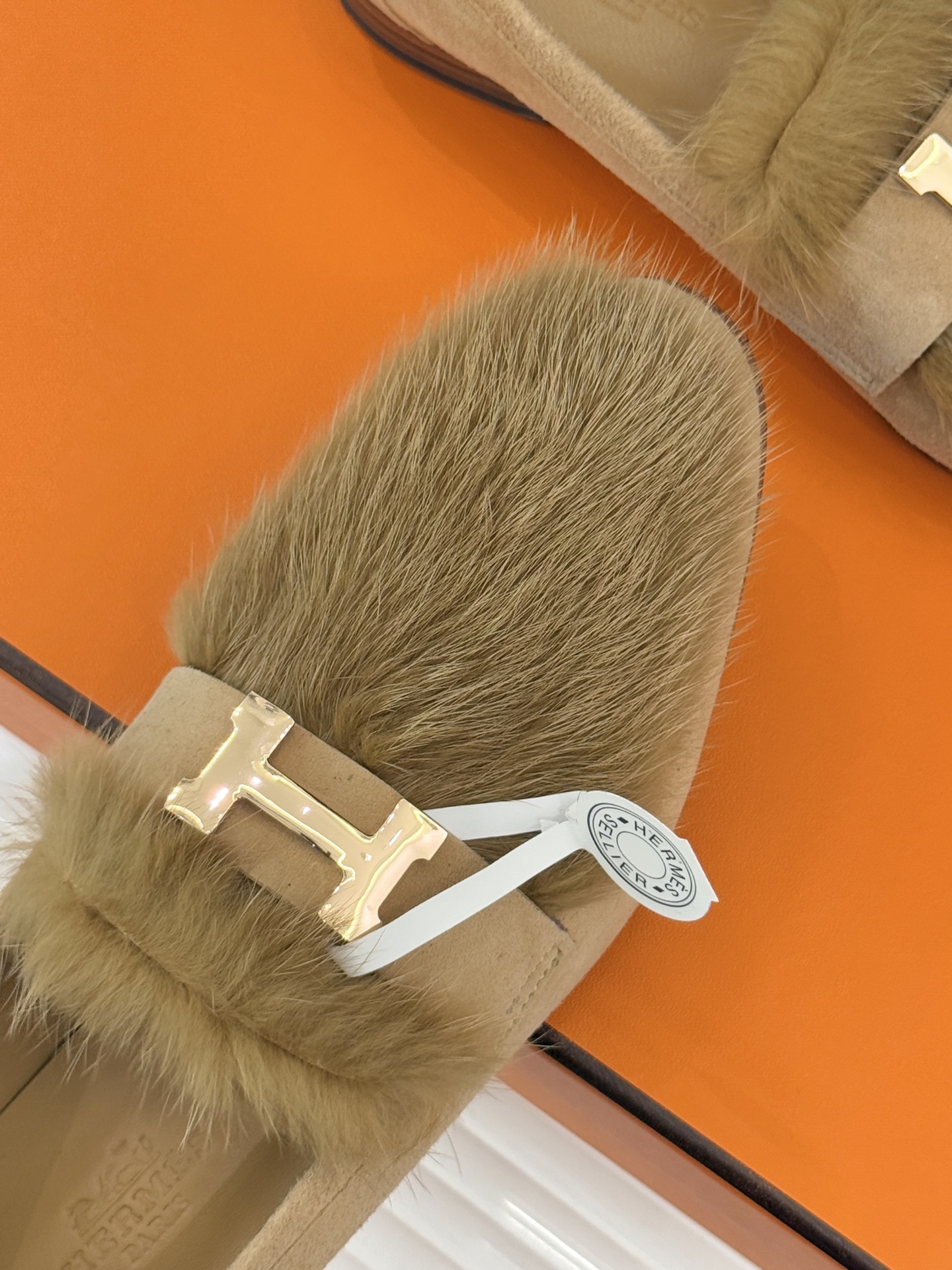 Hermès/爱马仕经典复古羊毛H金属扣乐福鞋标志性H形金属扣居于鞋身经精雕与多层抛光电镀而成流转着低调