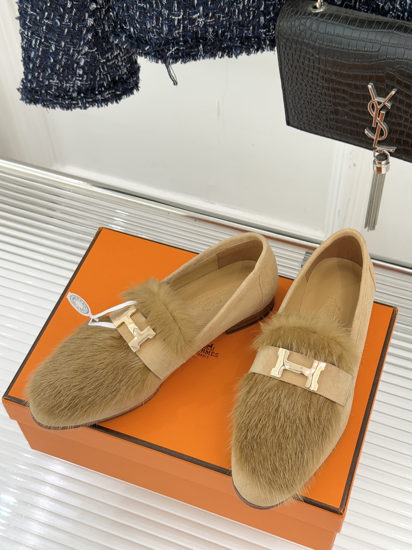 Hermès/爱马仕经典复古羊毛H金属扣乐福鞋标志性H形金属扣居于鞋身经精雕与多层抛光电镀而成流转着低调