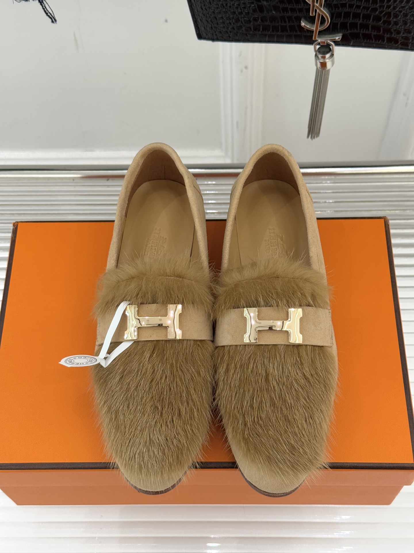 Hermès/爱马仕经典复古羊毛H金属扣乐福鞋标志性H形金属扣居于鞋身经精雕与多层抛光电镀而成流转着低调