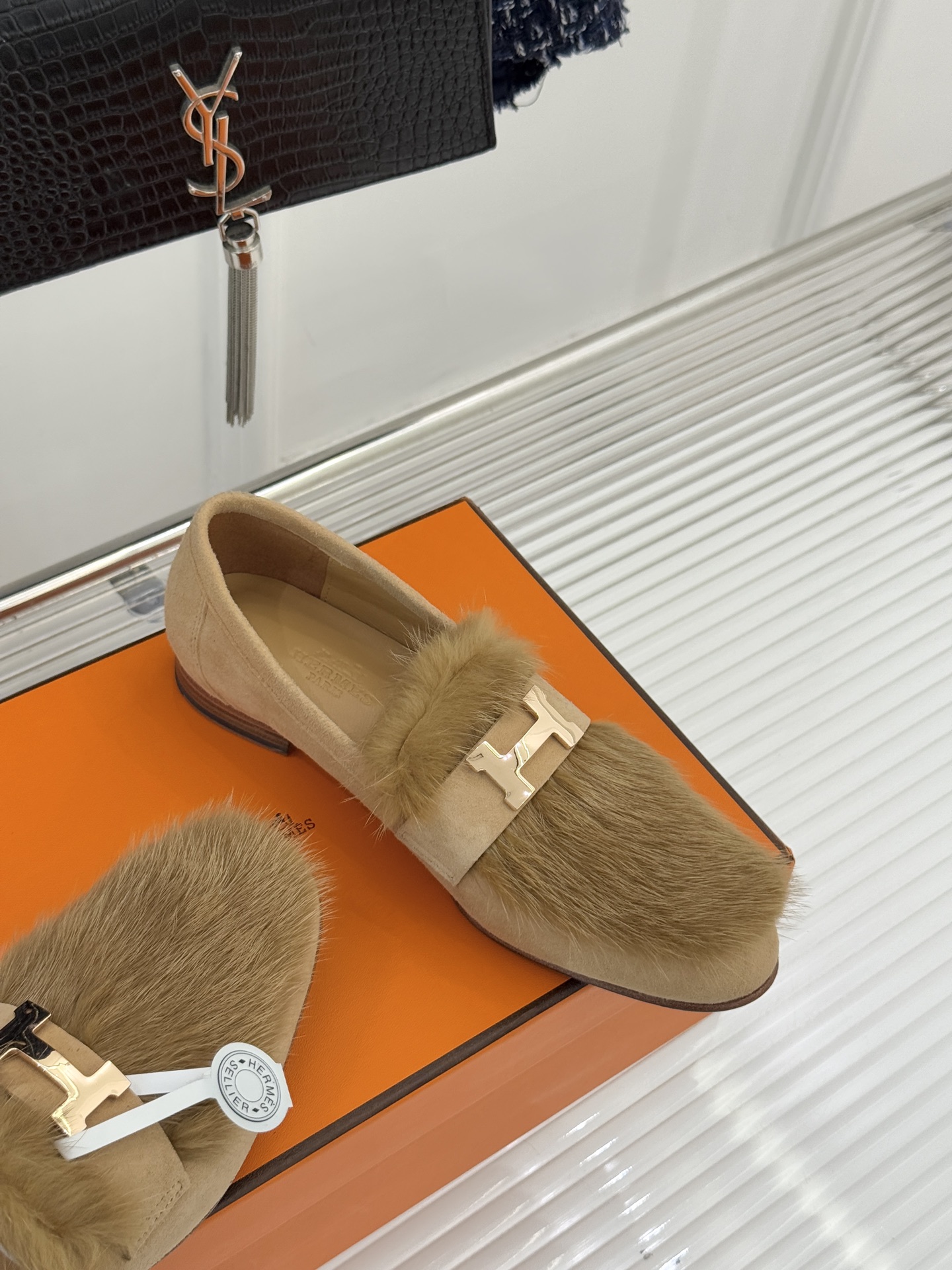 Hermès/爱马仕经典复古羊毛H金属扣乐福鞋标志性H形金属扣居于鞋身经精雕与多层抛光电镀而成流转着低调