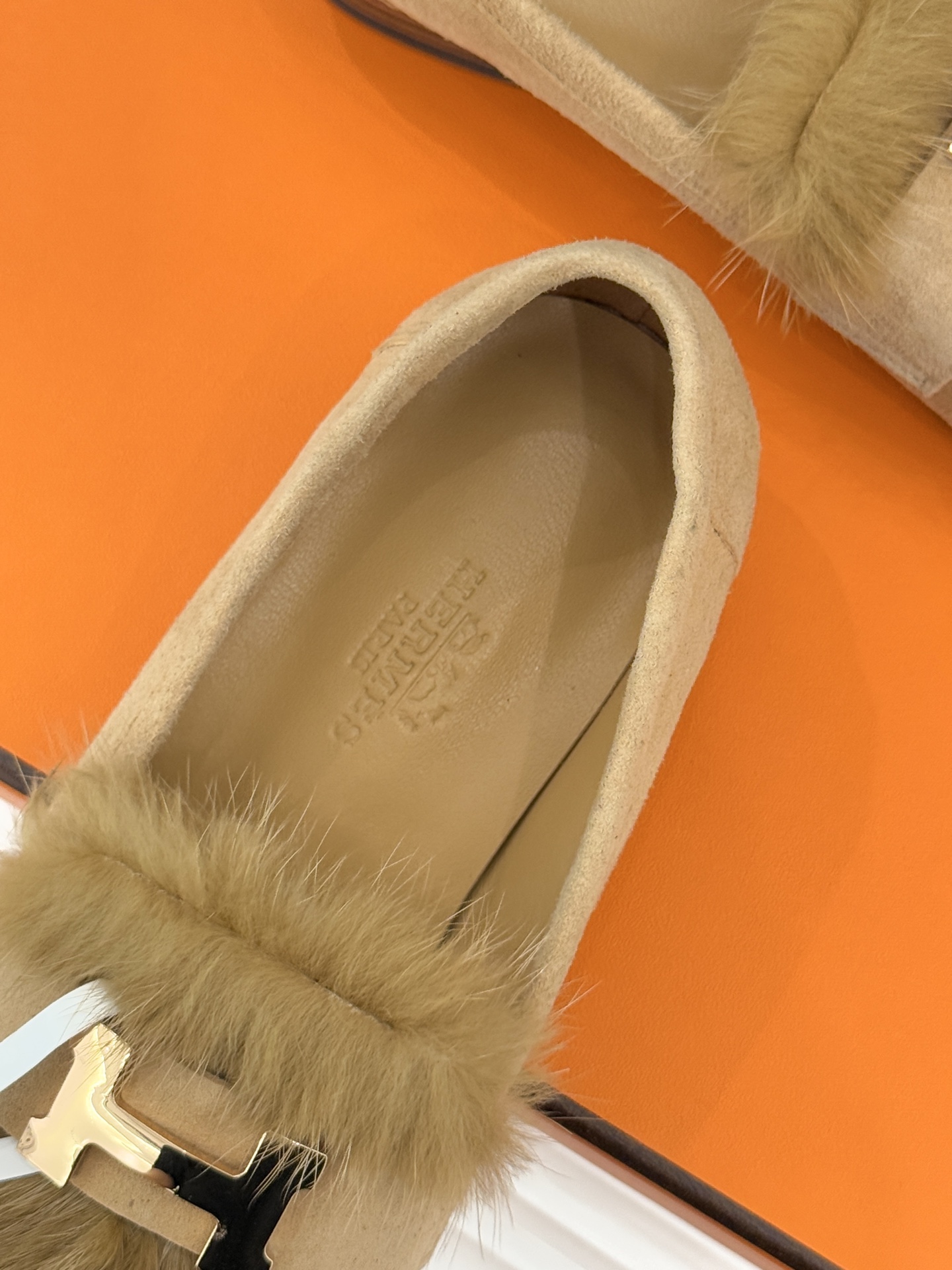 Hermès/爱马仕经典复古羊毛H金属扣乐福鞋标志性H形金属扣居于鞋身经精雕与多层抛光电镀而成流转着低调