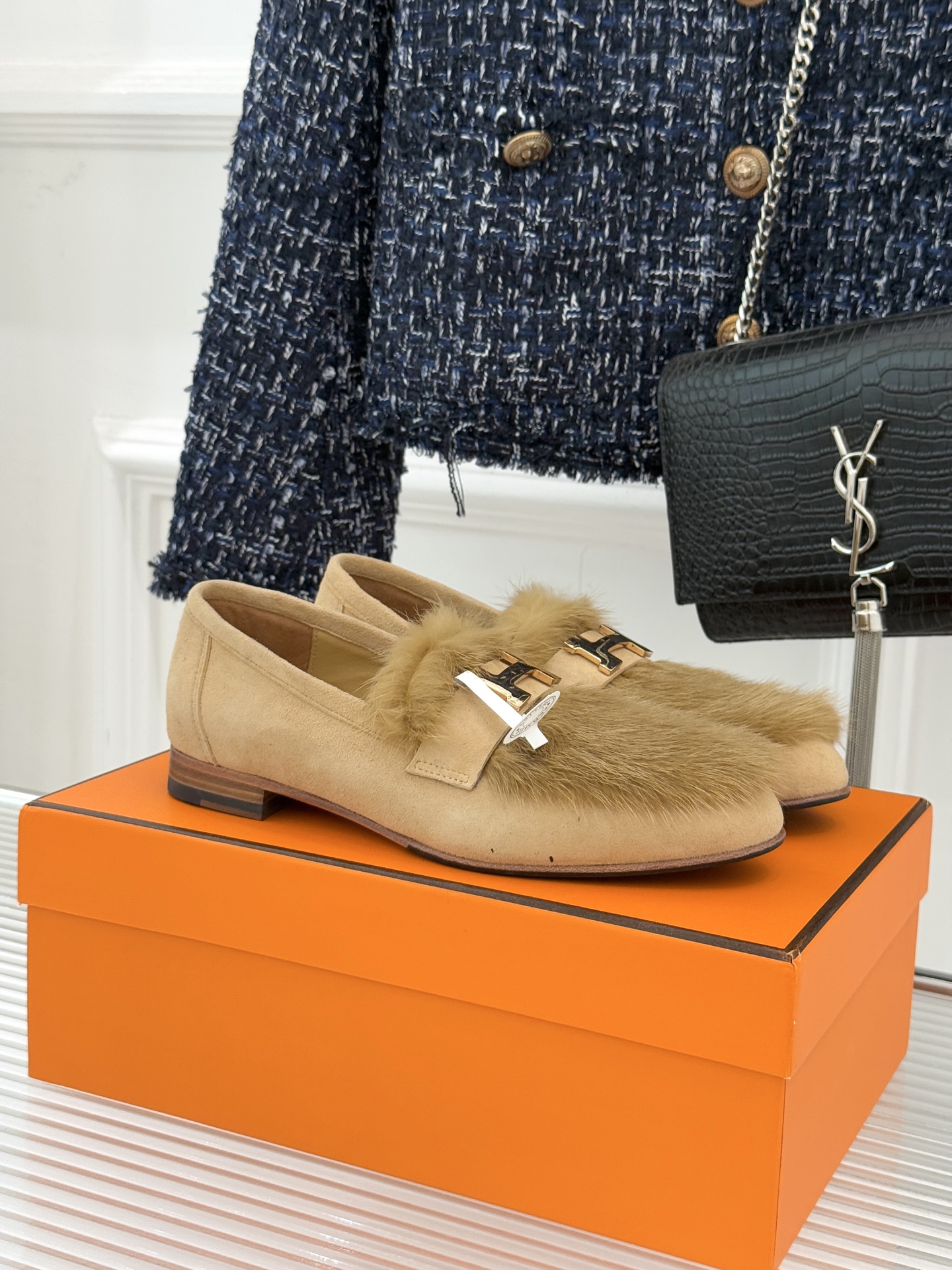 Hermès/爱马仕经典复古羊毛H金属扣乐福鞋标志性H形金属扣居于鞋身经精雕与多层抛光电镀而成流转着低调