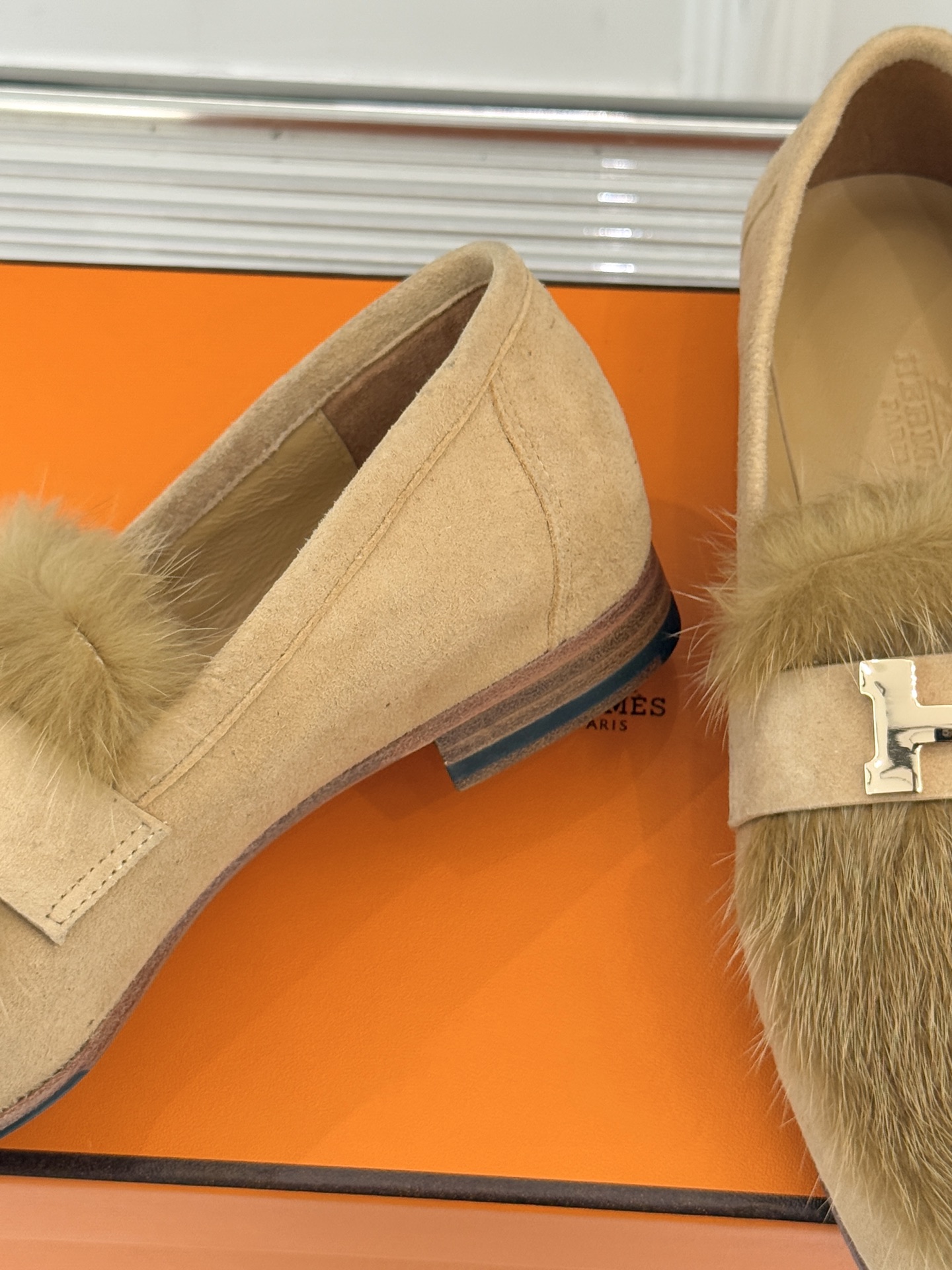 Hermès/爱马仕经典复古羊毛H金属扣乐福鞋标志性H形金属扣居于鞋身经精雕与多层抛光电镀而成流转着低调