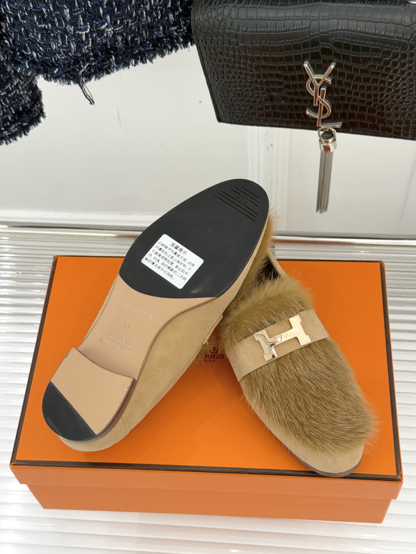 Hermès/爱马仕经典复古羊毛H金属扣乐福鞋标志性H形金属扣居于鞋身经精雕与多层抛光电镀而成流转着低调