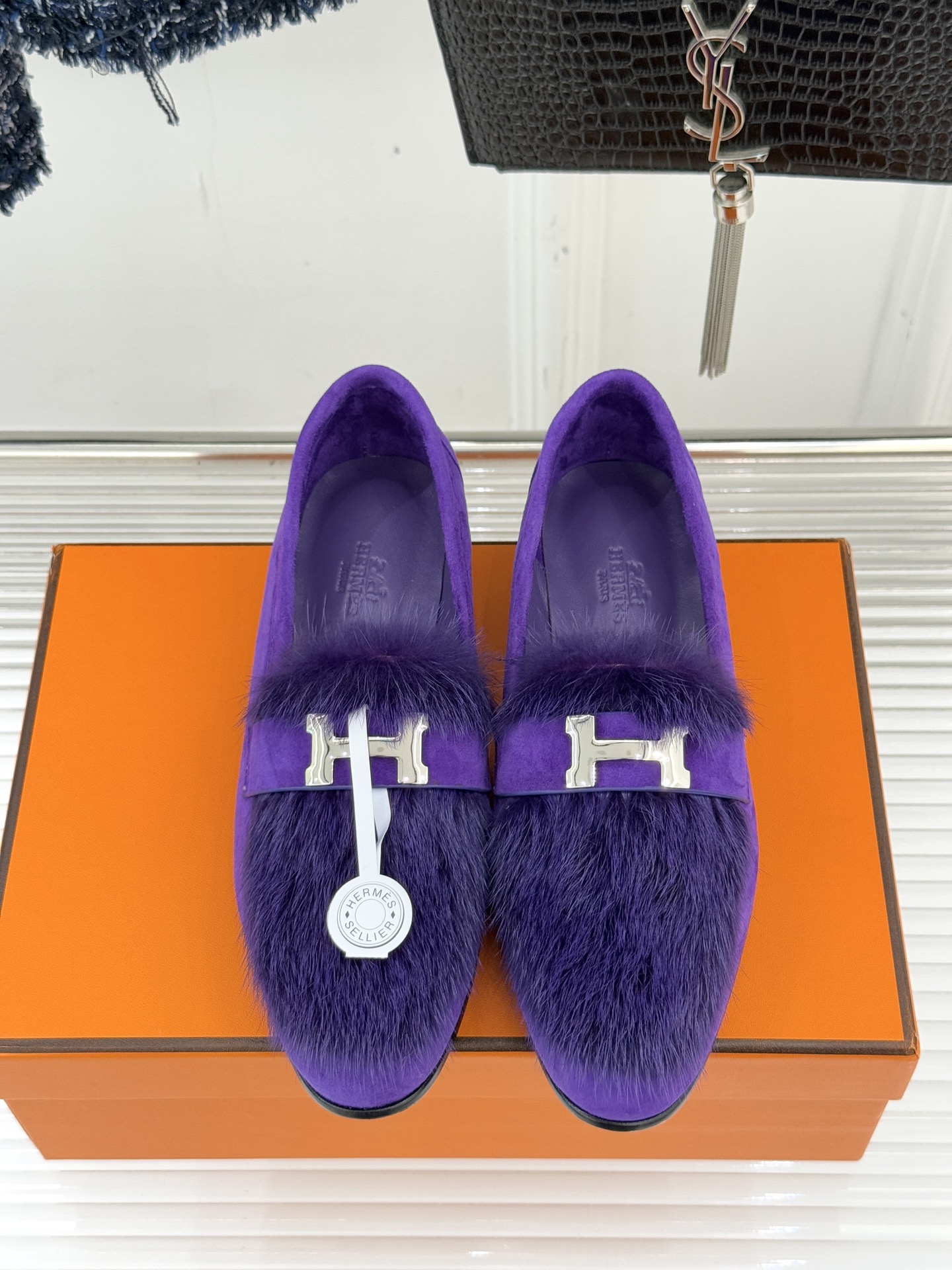 Hermès/爱马仕经典复古羊毛H金属扣乐福鞋标志性H形金属扣居于鞋身经精雕与多层抛光电镀而成流转着低调