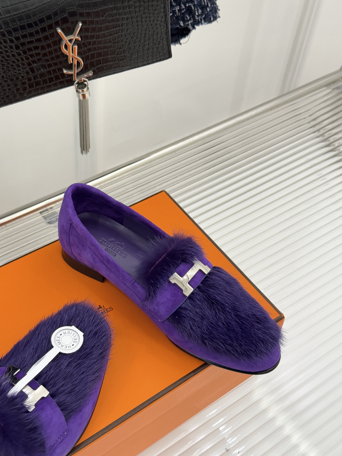 Hermès/爱马仕经典复古羊毛H金属扣乐福鞋标志性H形金属扣居于鞋身经精雕与多层抛光电镀而成流转着低调