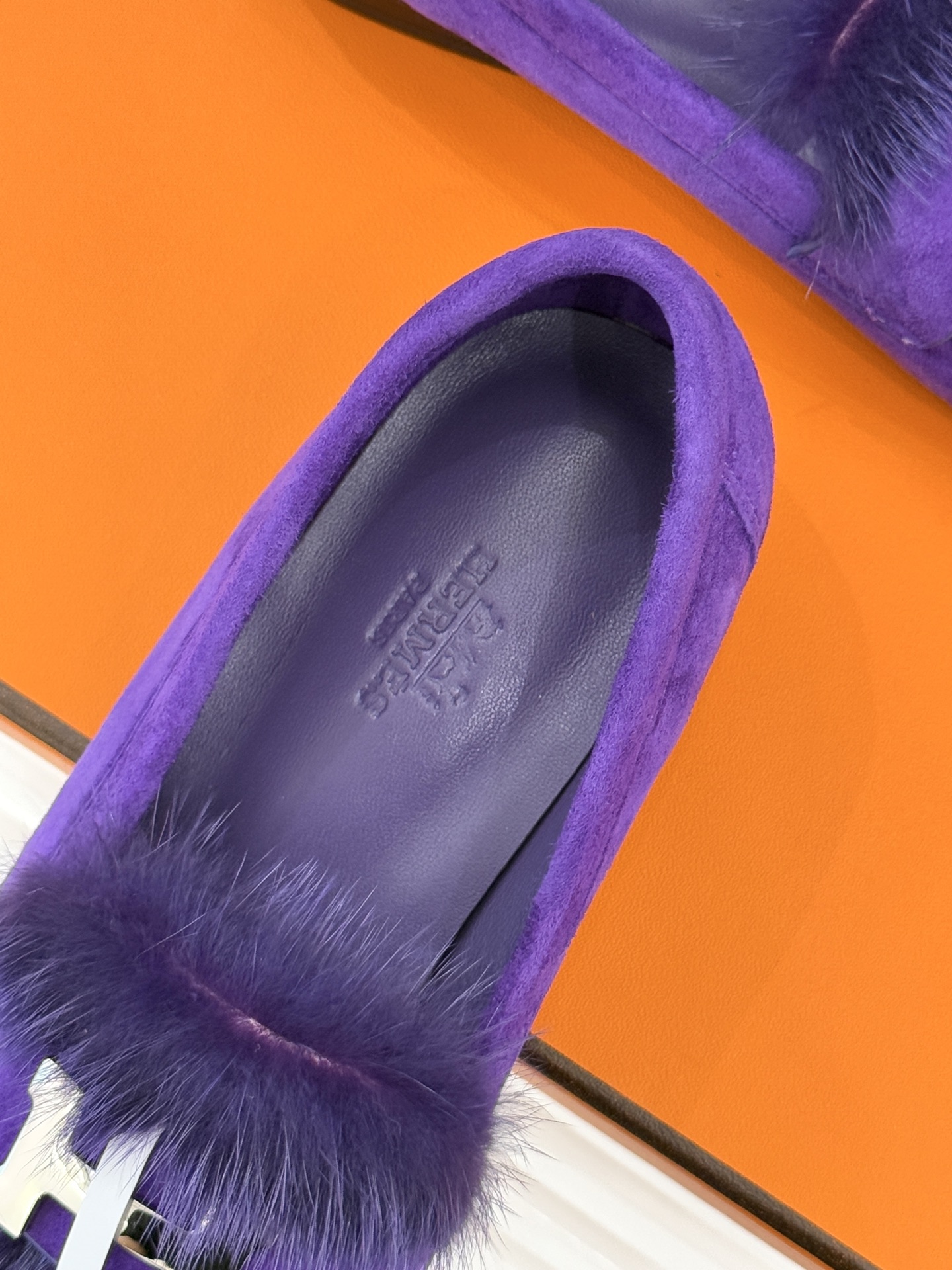 Hermès/爱马仕经典复古羊毛H金属扣乐福鞋标志性H形金属扣居于鞋身经精雕与多层抛光电镀而成流转着低调