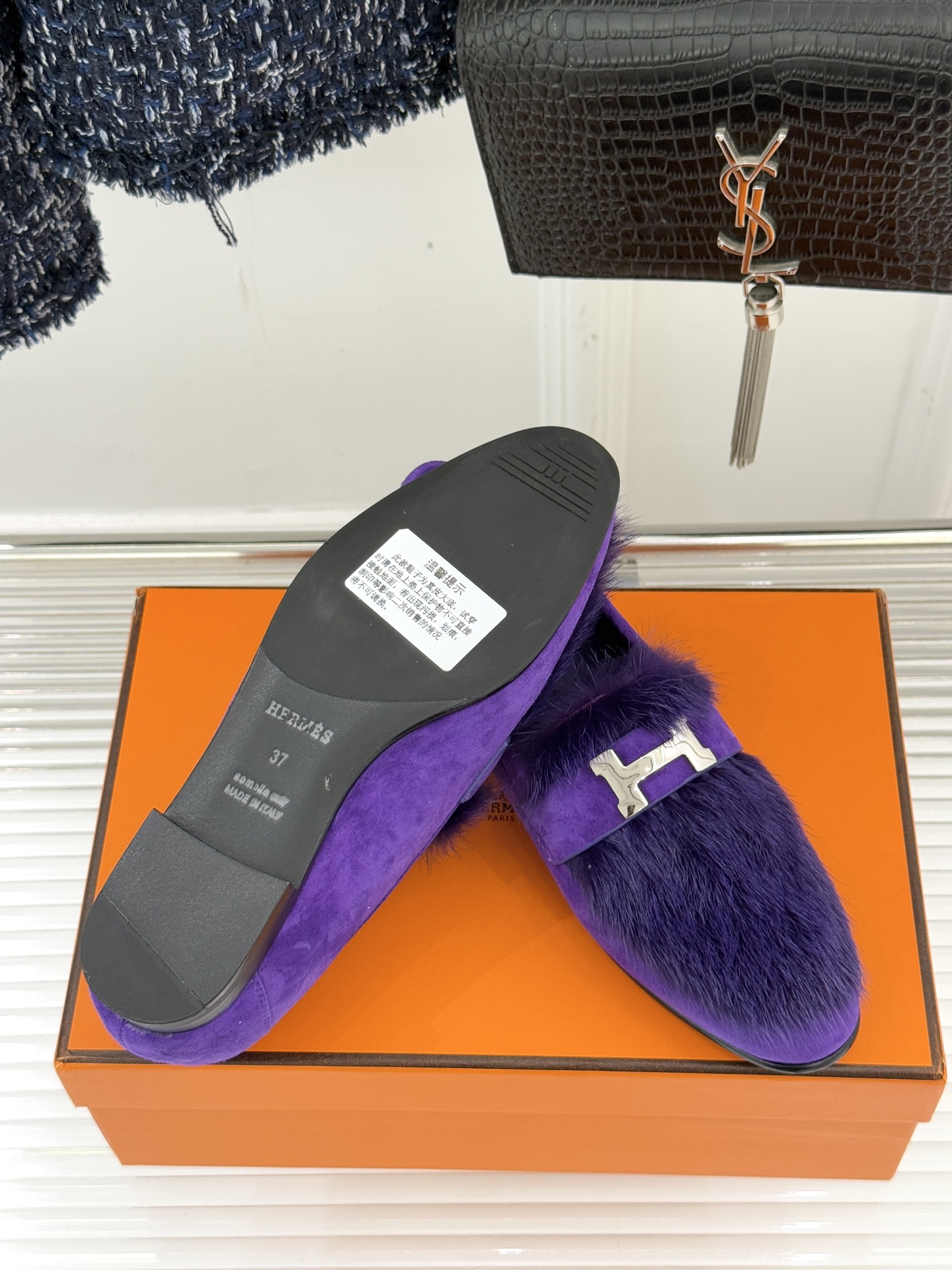 Hermès/爱马仕经典复古羊毛H金属扣乐福鞋标志性H形金属扣居于鞋身经精雕与多层抛光电镀而成流转着低调