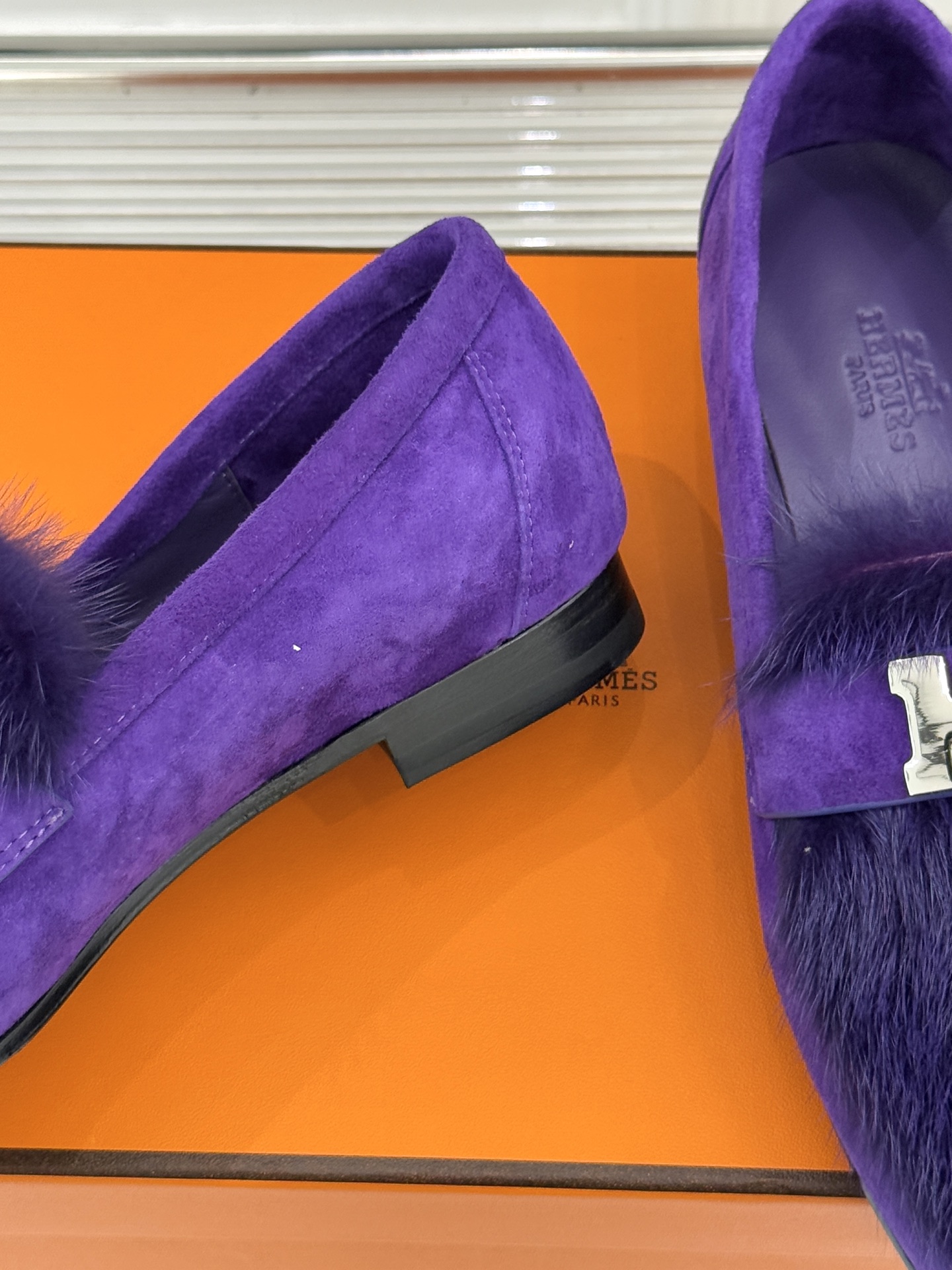 Hermès/爱马仕经典复古羊毛H金属扣乐福鞋标志性H形金属扣居于鞋身经精雕与多层抛光电镀而成流转着低调