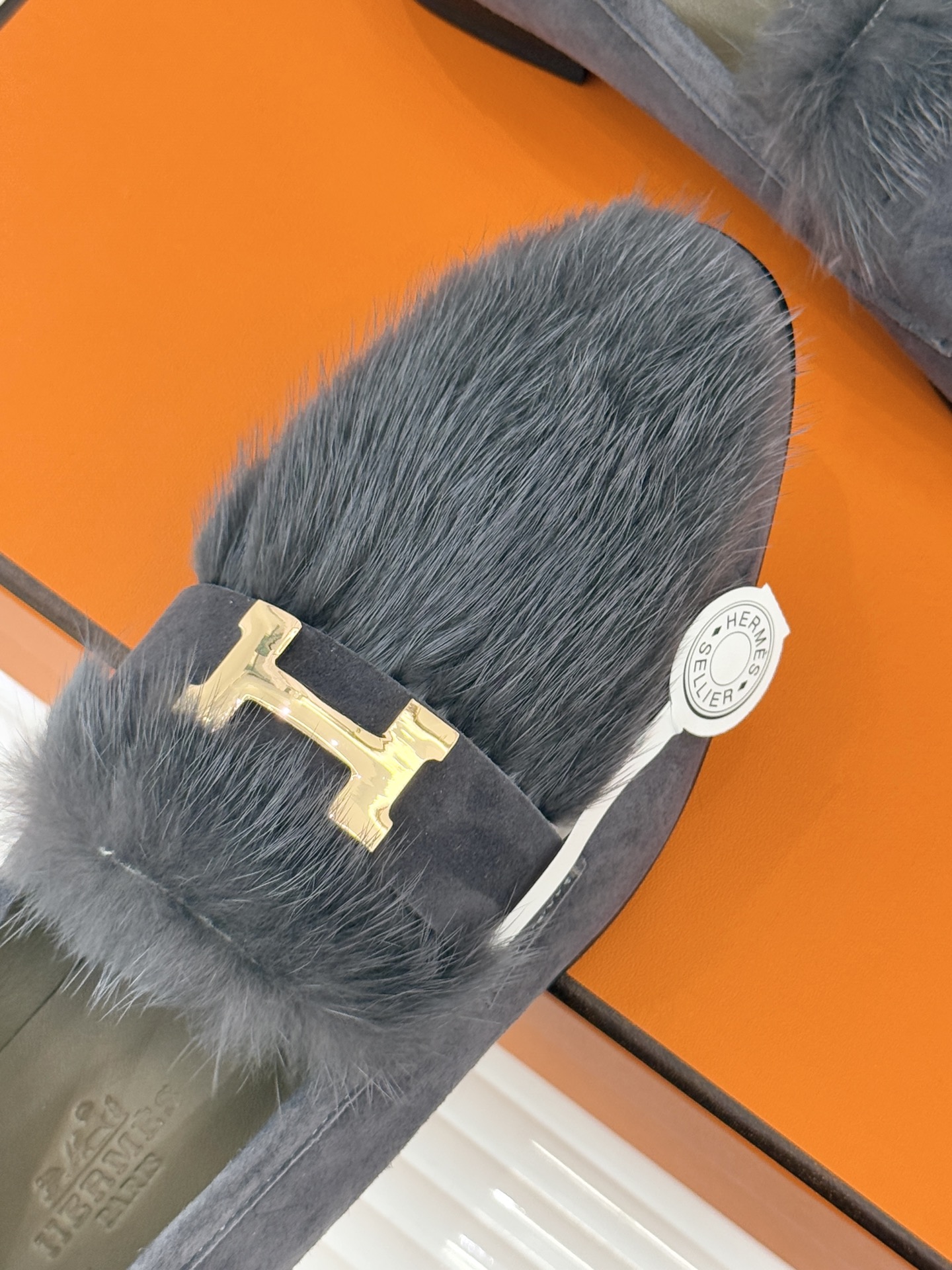 Hermès/爱马仕经典复古羊毛H金属扣乐福鞋标志性H形金属扣居于鞋身经精雕与多层抛光电镀而成流转着低调