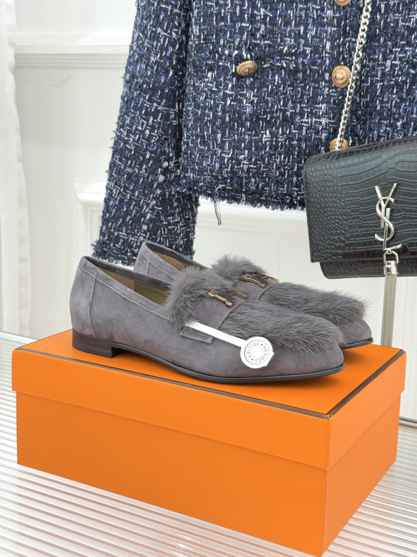 Hermès/爱马仕经典复古羊毛H金属扣乐福鞋标志性H形金属扣居于鞋身经精雕与多层抛光电镀而成流转着低调