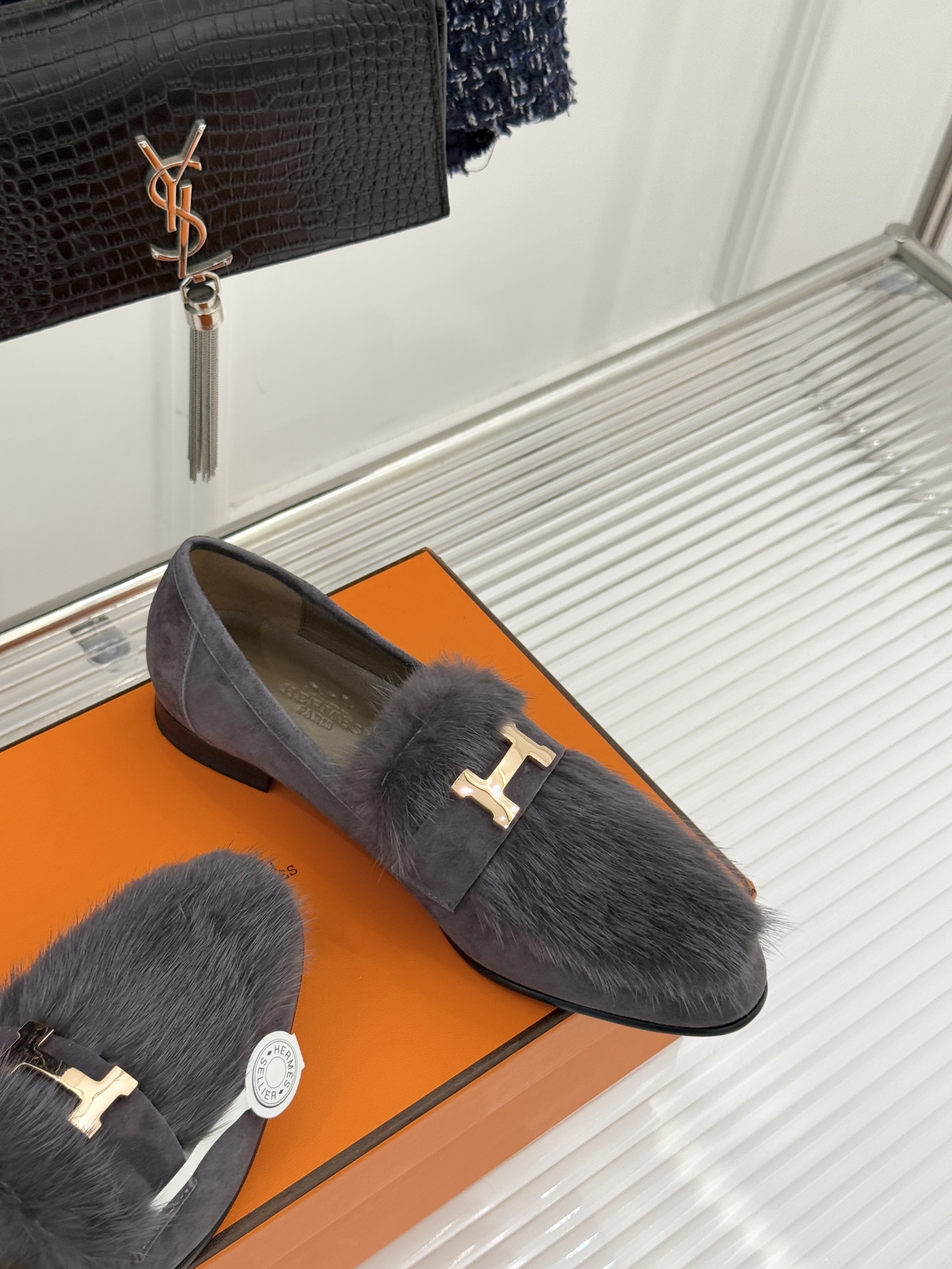 Hermès/爱马仕经典复古羊毛H金属扣乐福鞋标志性H形金属扣居于鞋身经精雕与多层抛光电镀而成流转着低调