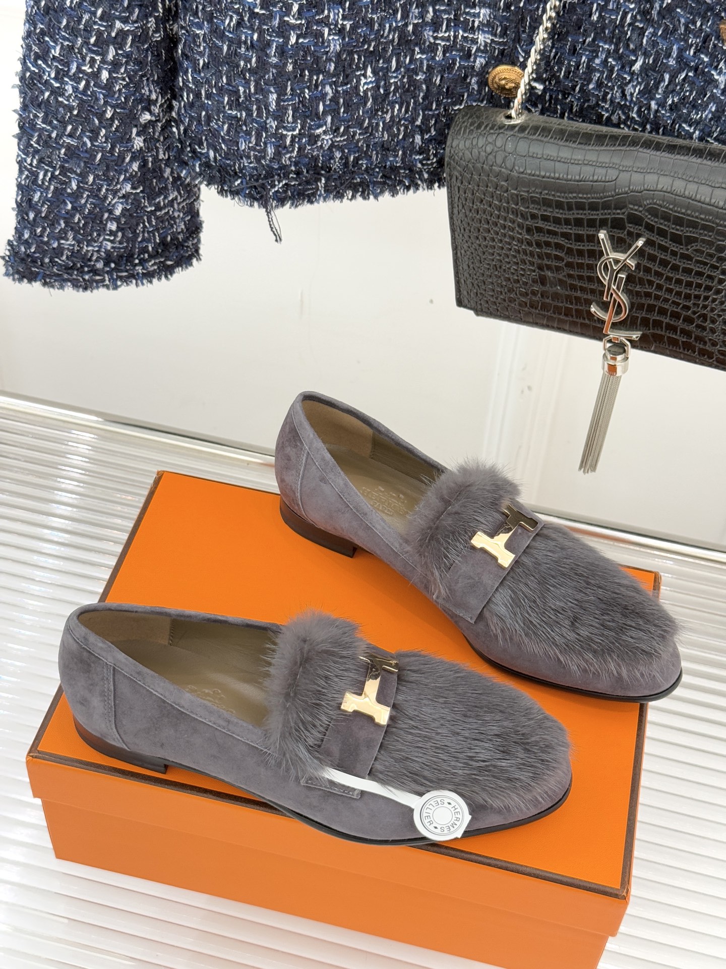 Hermès/爱马仕经典复古羊毛H金属扣乐福鞋标志性H形金属扣居于鞋身经精雕与多层抛光电镀而成流转着低调