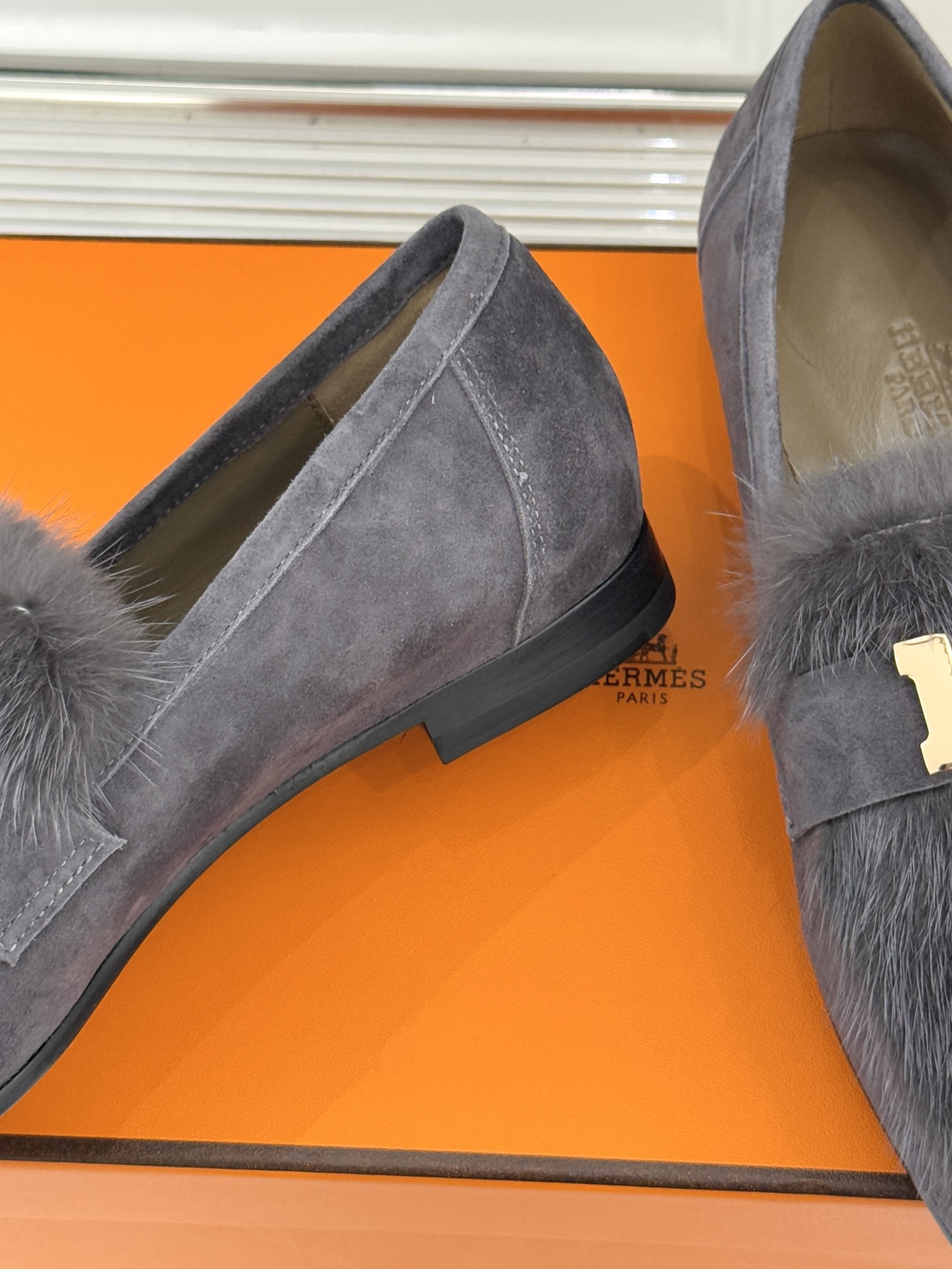 Hermès/爱马仕经典复古羊毛H金属扣乐福鞋标志性H形金属扣居于鞋身经精雕与多层抛光电镀而成流转着低调