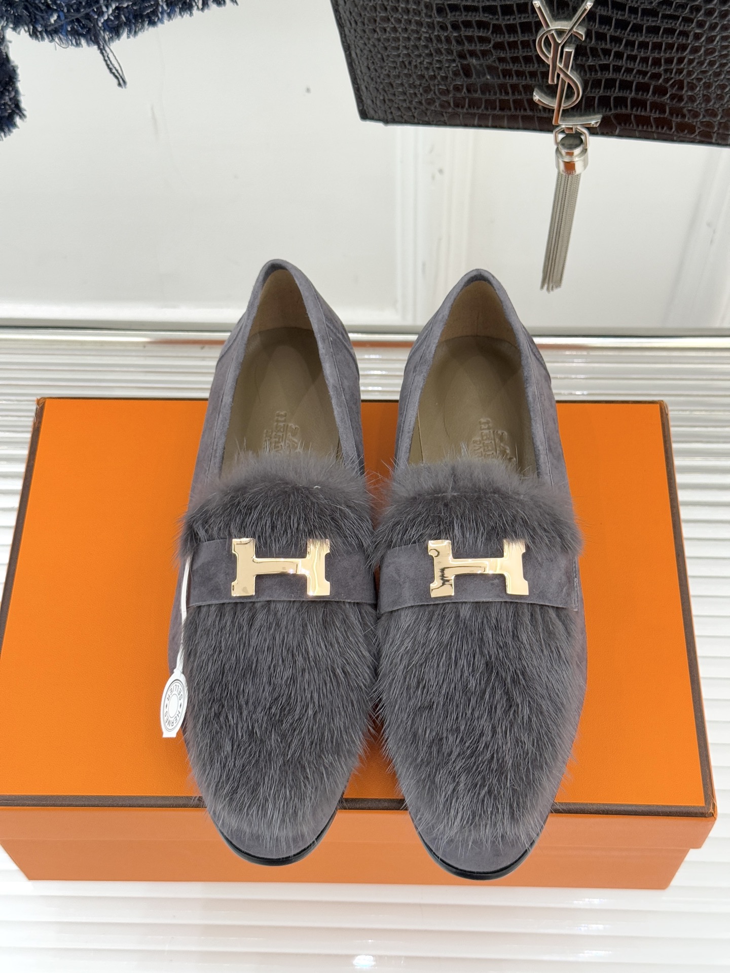 Hermès/爱马仕经典复古羊毛H金属扣乐福鞋标志性H形金属扣居于鞋身经精雕与多层抛光电镀而成流转着低调