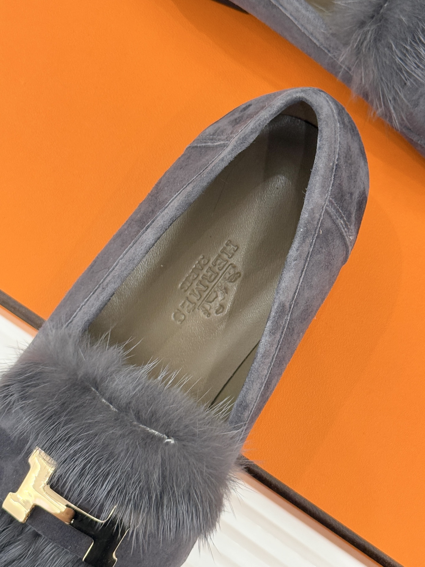 Hermès/爱马仕经典复古羊毛H金属扣乐福鞋标志性H形金属扣居于鞋身经精雕与多层抛光电镀而成流转着低调