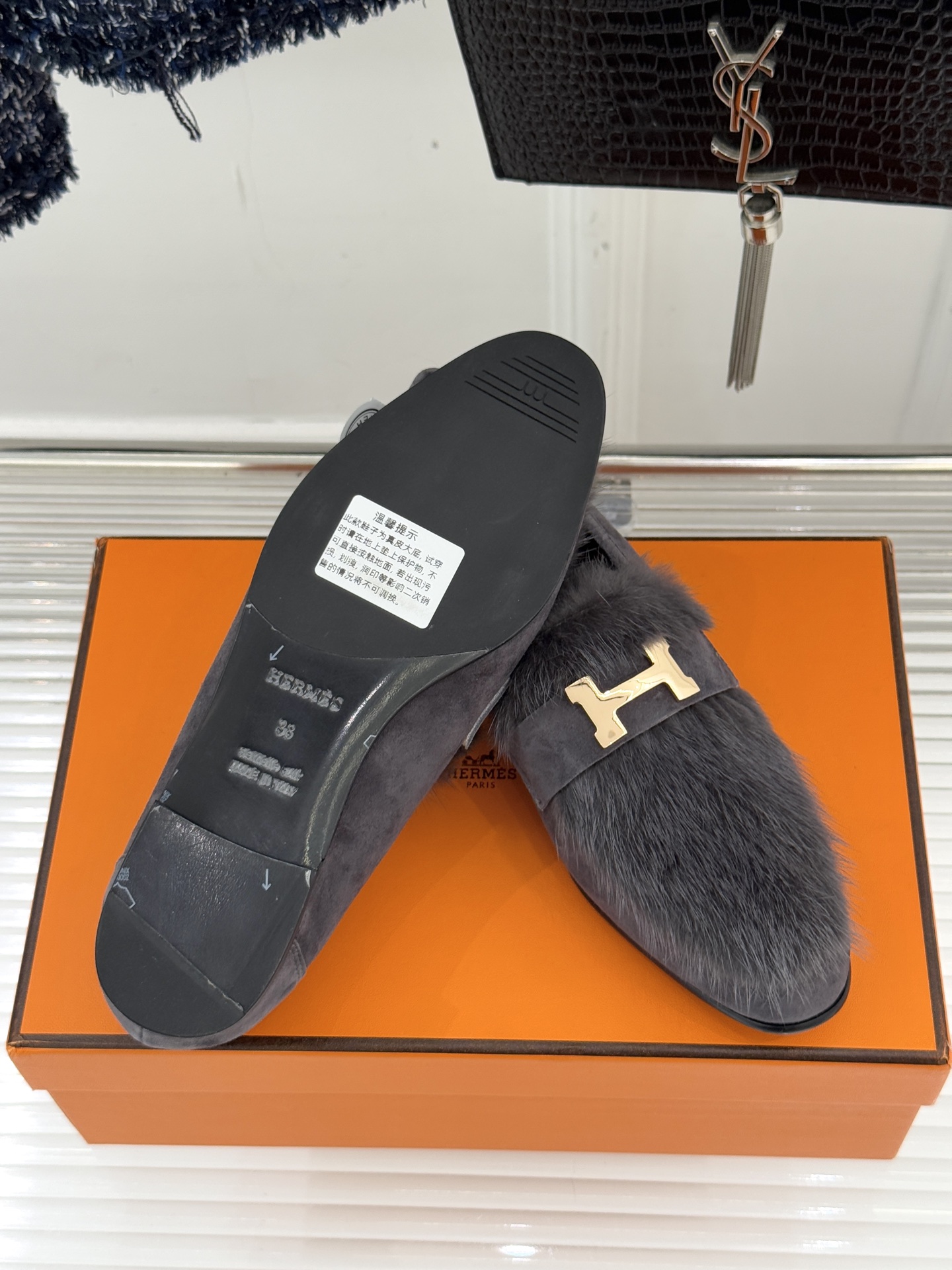 Hermès/爱马仕经典复古羊毛H金属扣乐福鞋标志性H形金属扣居于鞋身经精雕与多层抛光电镀而成流转着低调