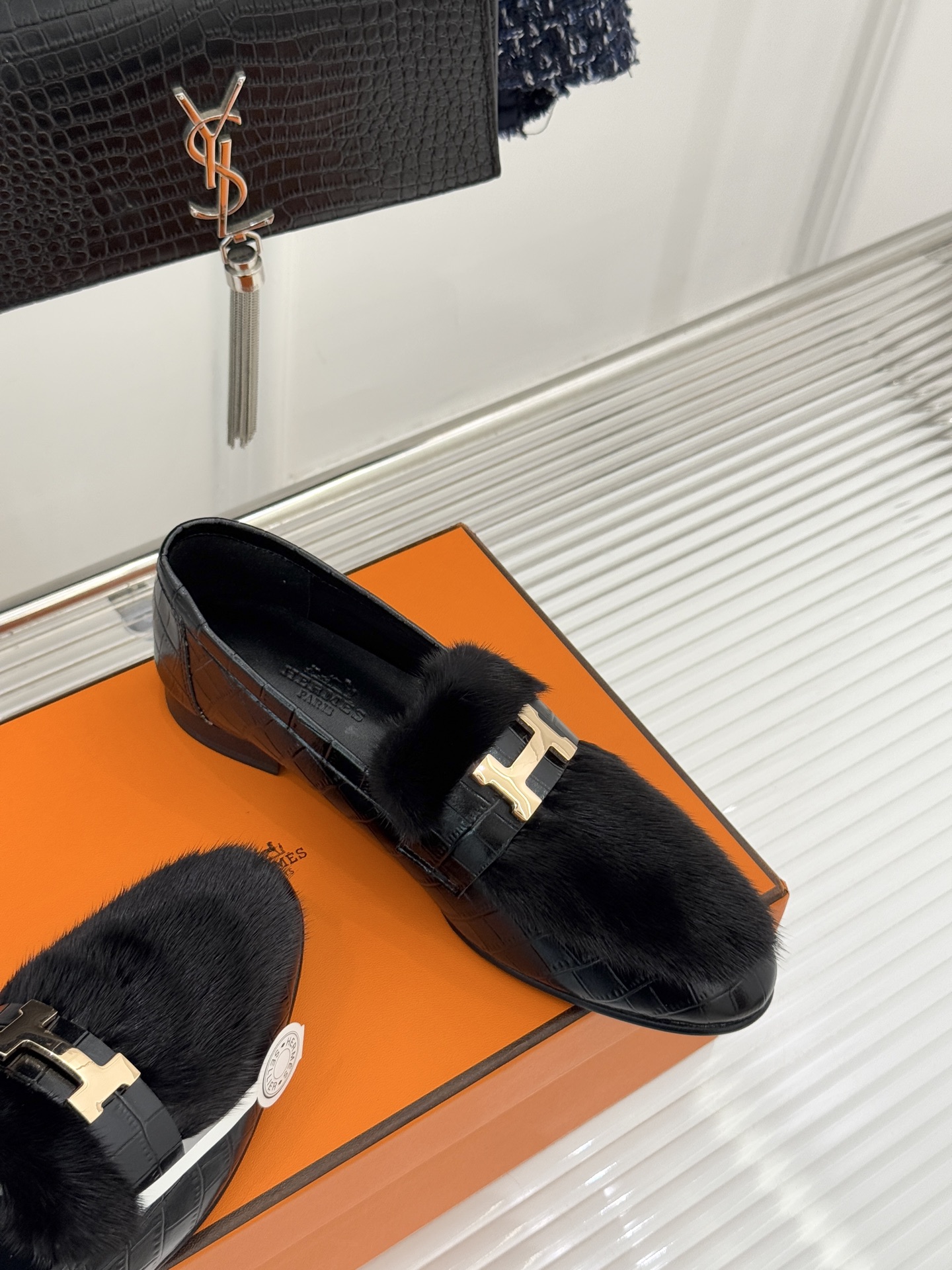 Hermès/爱马仕经典复古羊毛H金属扣乐福鞋标志性H形金属扣居于鞋身经精雕与多层抛光电镀而成流转着低调