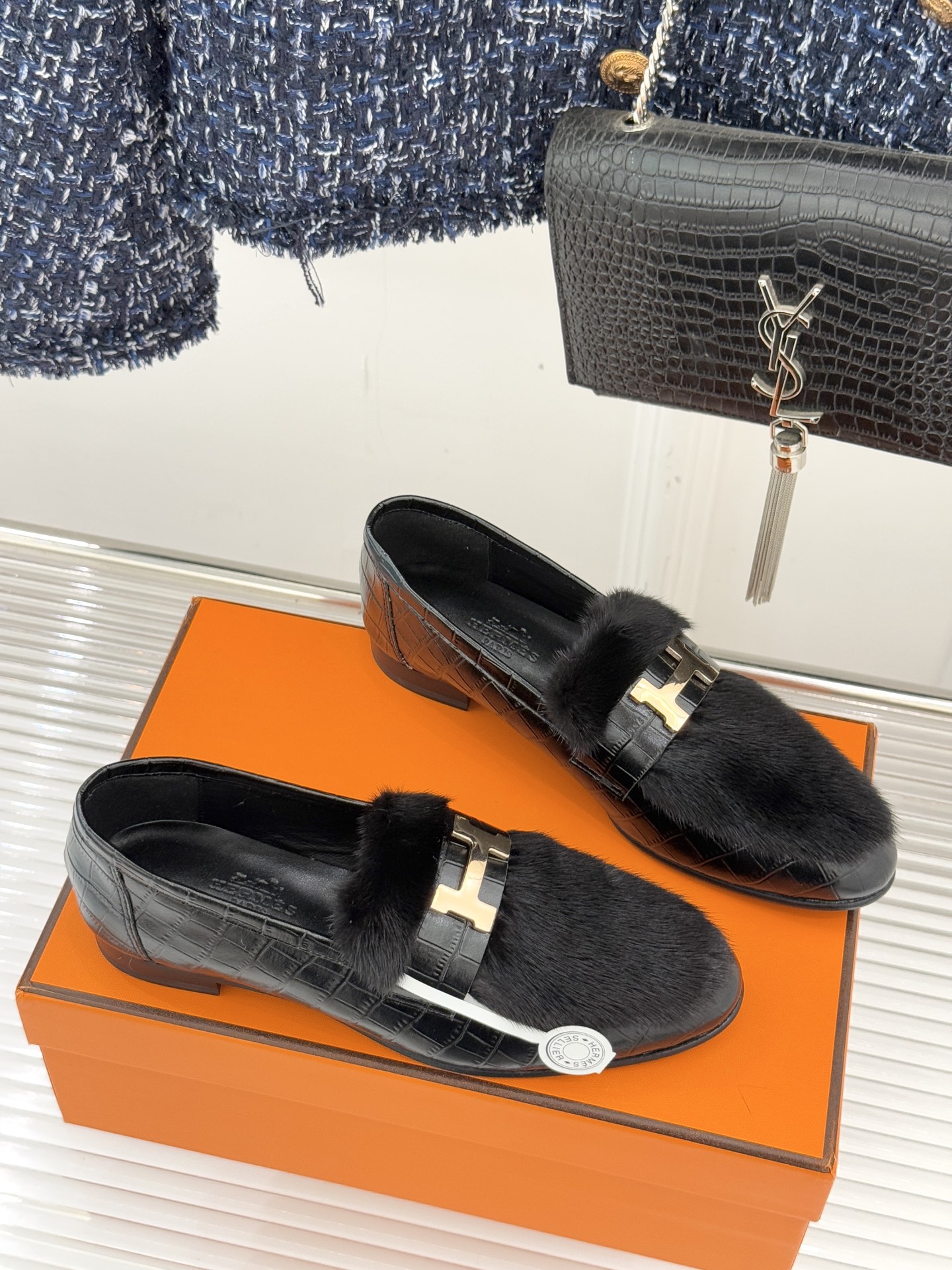 Hermès/爱马仕经典复古羊毛H金属扣乐福鞋标志性H形金属扣居于鞋身经精雕与多层抛光电镀而成流转着低调