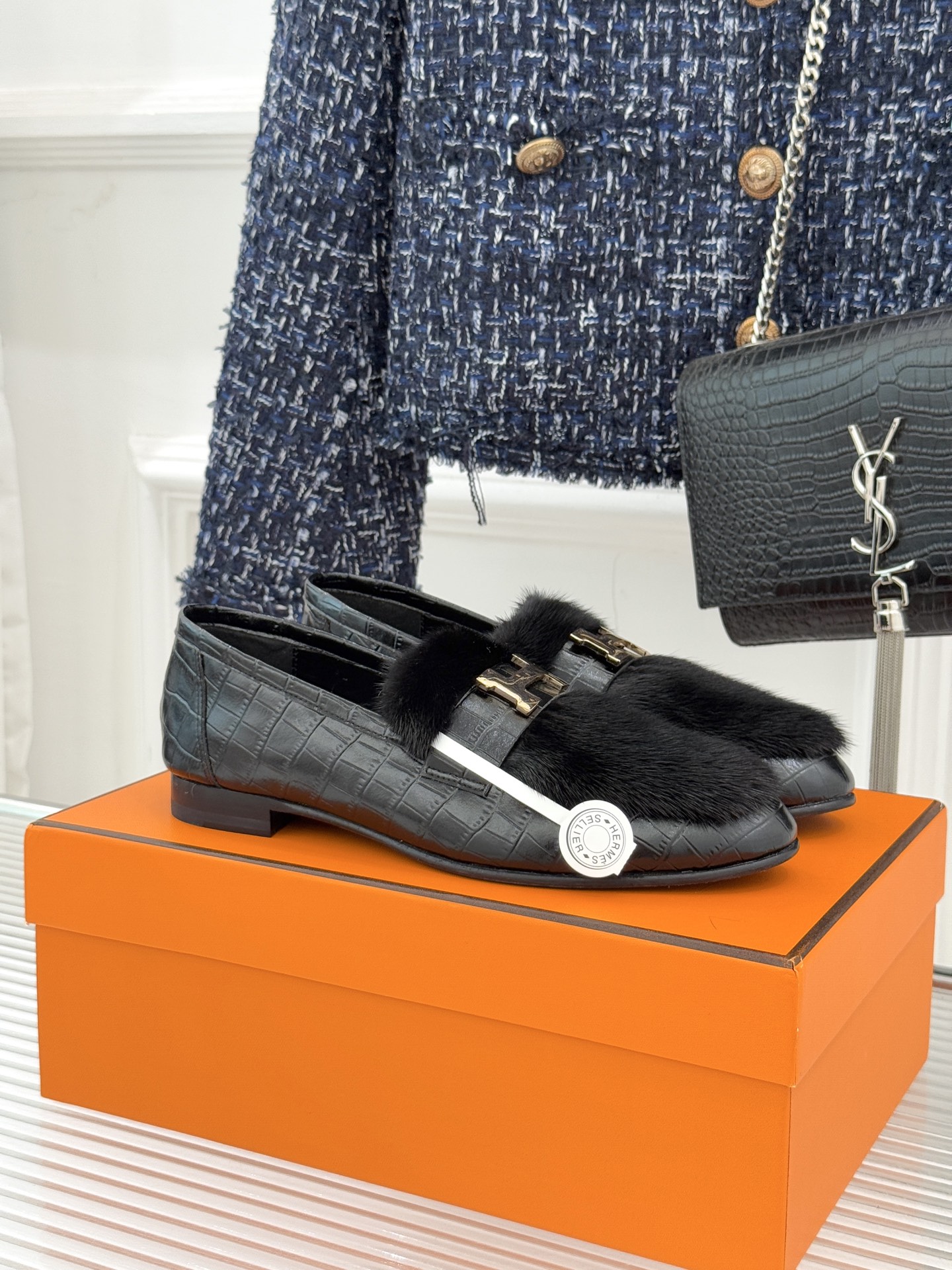 Hermès/爱马仕经典复古羊毛H金属扣乐福鞋标志性H形金属扣居于鞋身经精雕与多层抛光电镀而成流转着低调