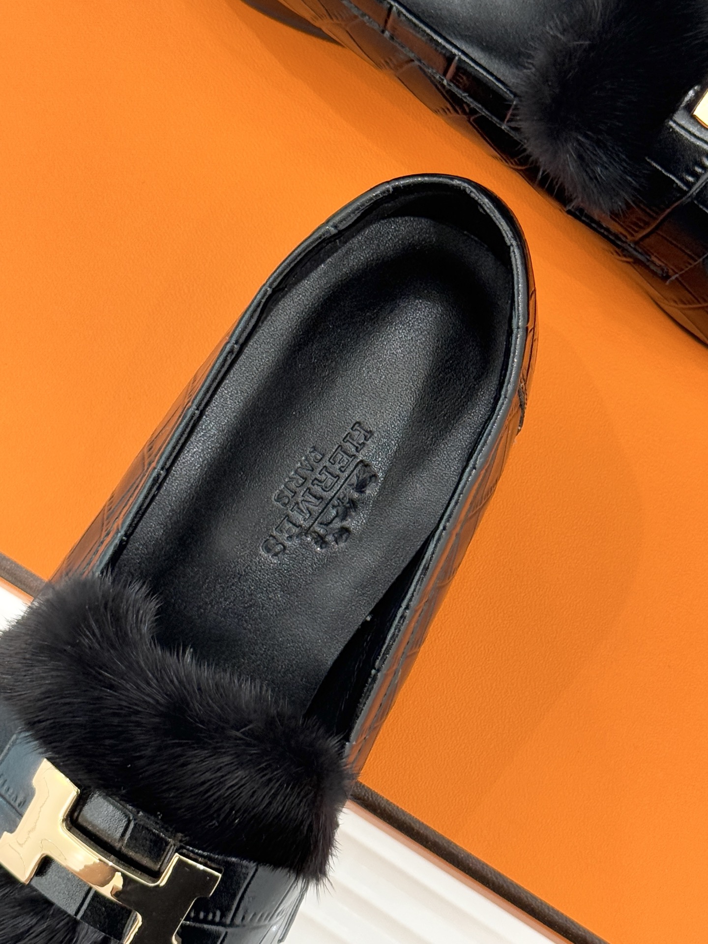 Hermès/爱马仕经典复古羊毛H金属扣乐福鞋标志性H形金属扣居于鞋身经精雕与多层抛光电镀而成流转着低调