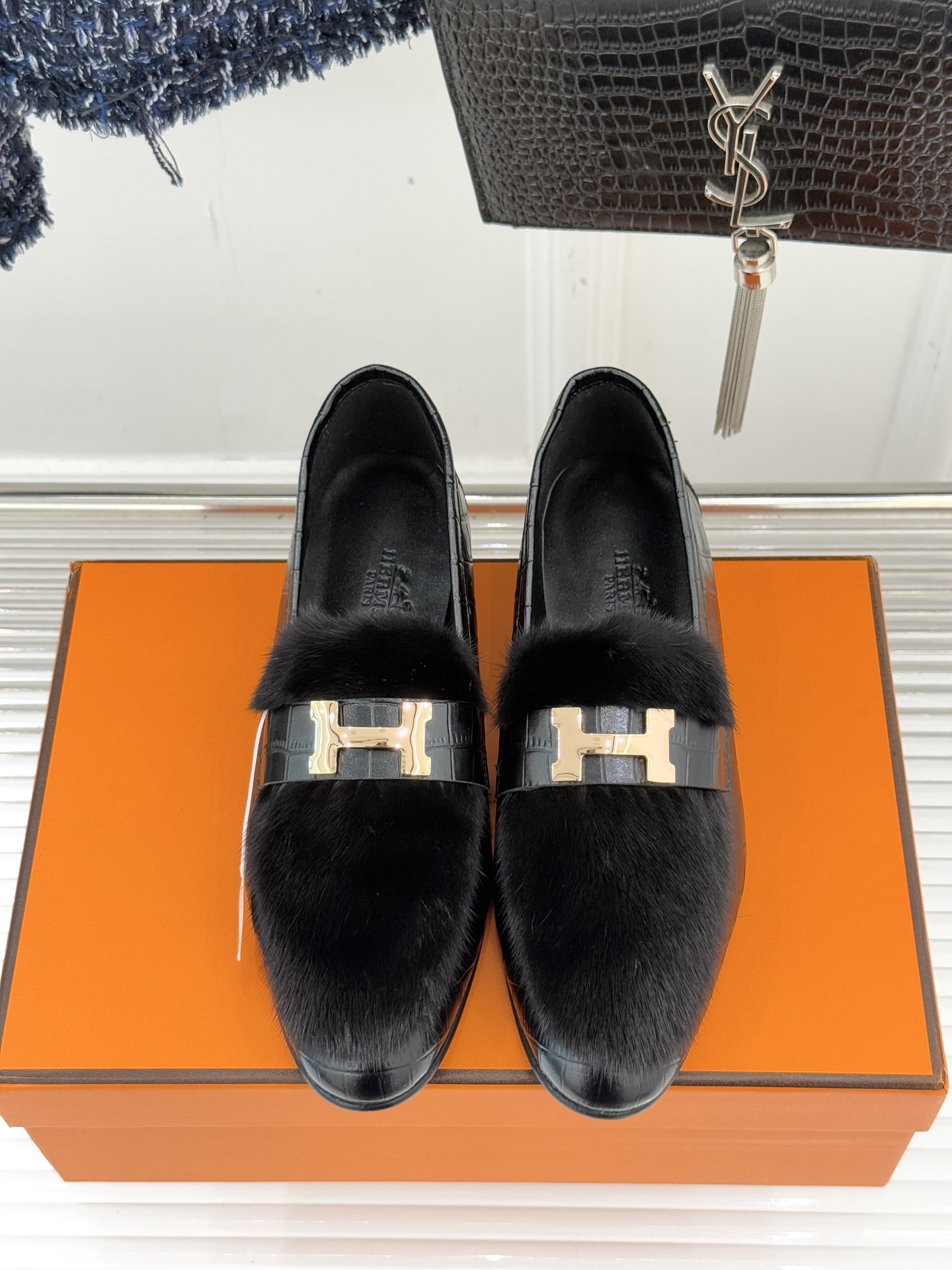 Hermès/爱马仕经典复古羊毛H金属扣乐福鞋标志性H形金属扣居于鞋身经精雕与多层抛光电镀而成流转着低调