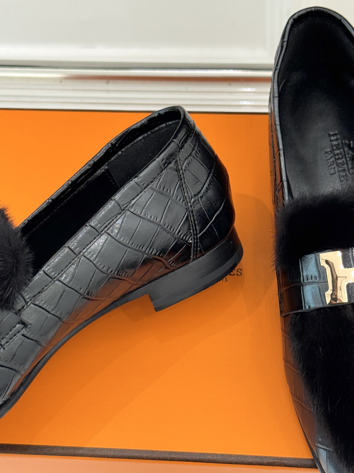 Hermès/爱马仕经典复古羊毛H金属扣乐福鞋标志性H形金属扣居于鞋身经精雕与多层抛光电镀而成流转着低调