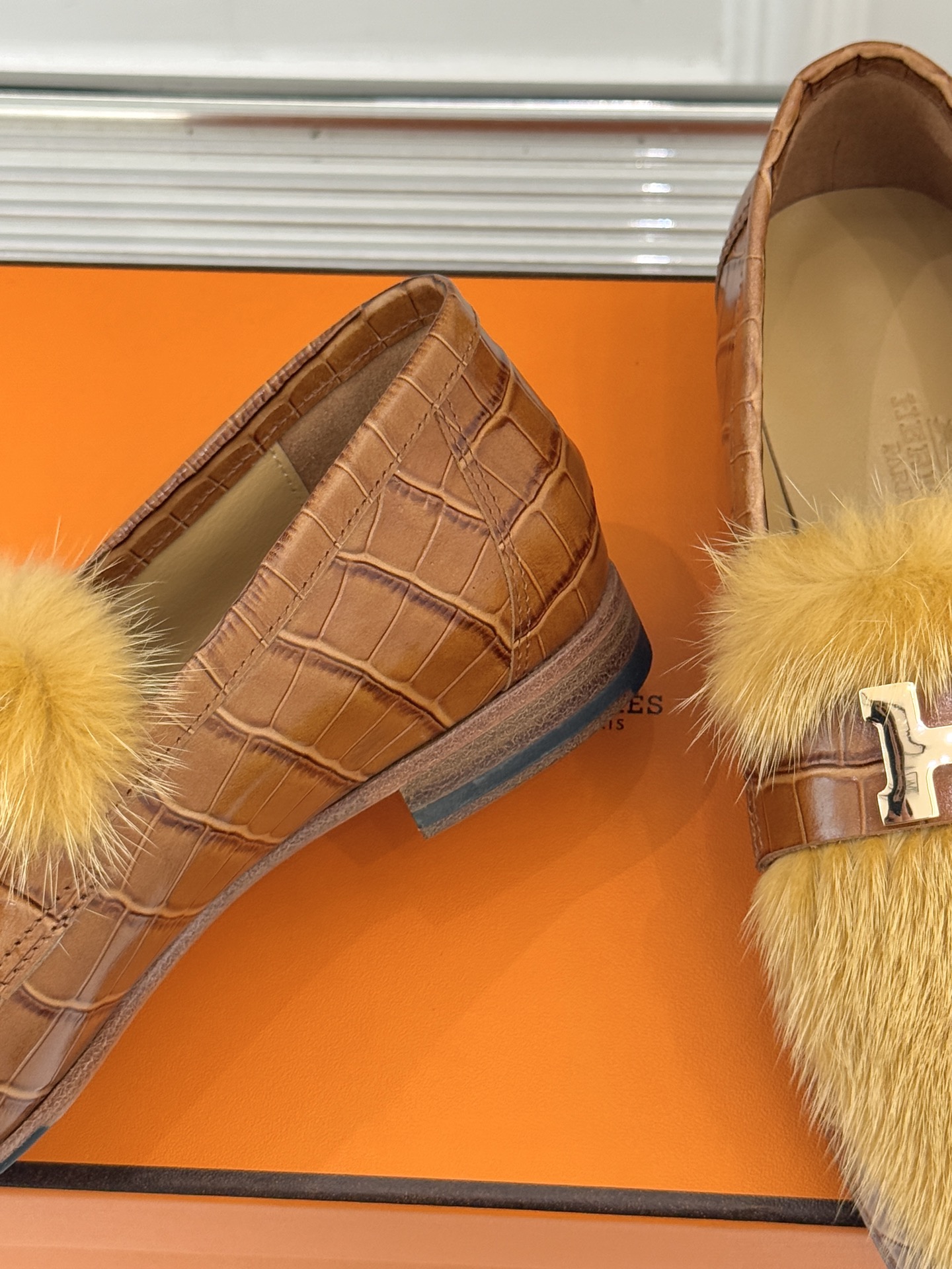 Hermès/爱马仕经典复古羊毛H金属扣乐福鞋标志性H形金属扣居于鞋身经精雕与多层抛光电镀而成流转着低调