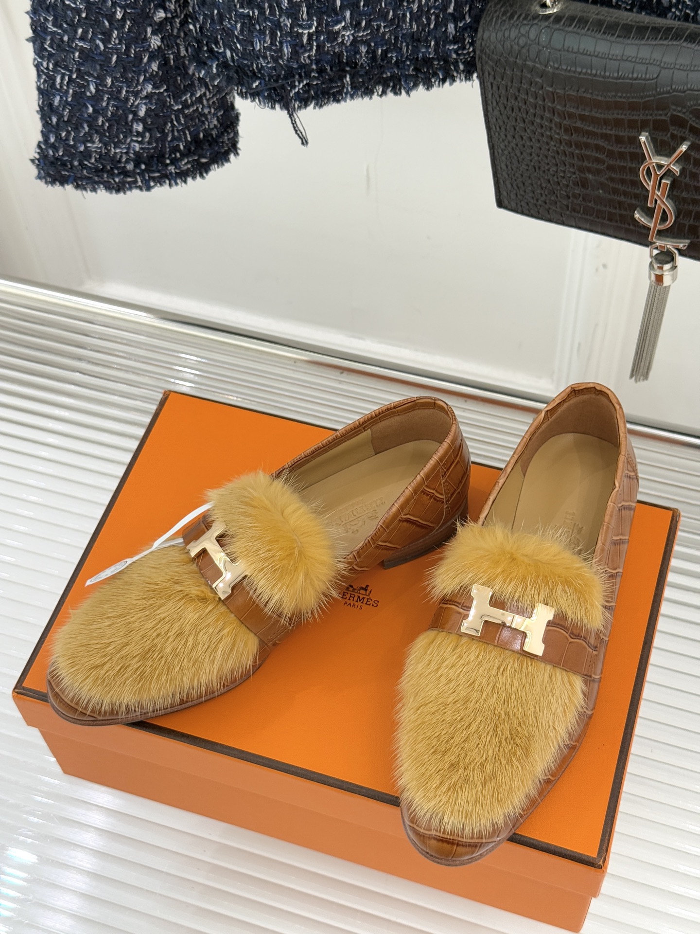 Hermès/爱马仕经典复古羊毛H金属扣乐福鞋标志性H形金属扣居于鞋身经精雕与多层抛光电镀而成流转着低调