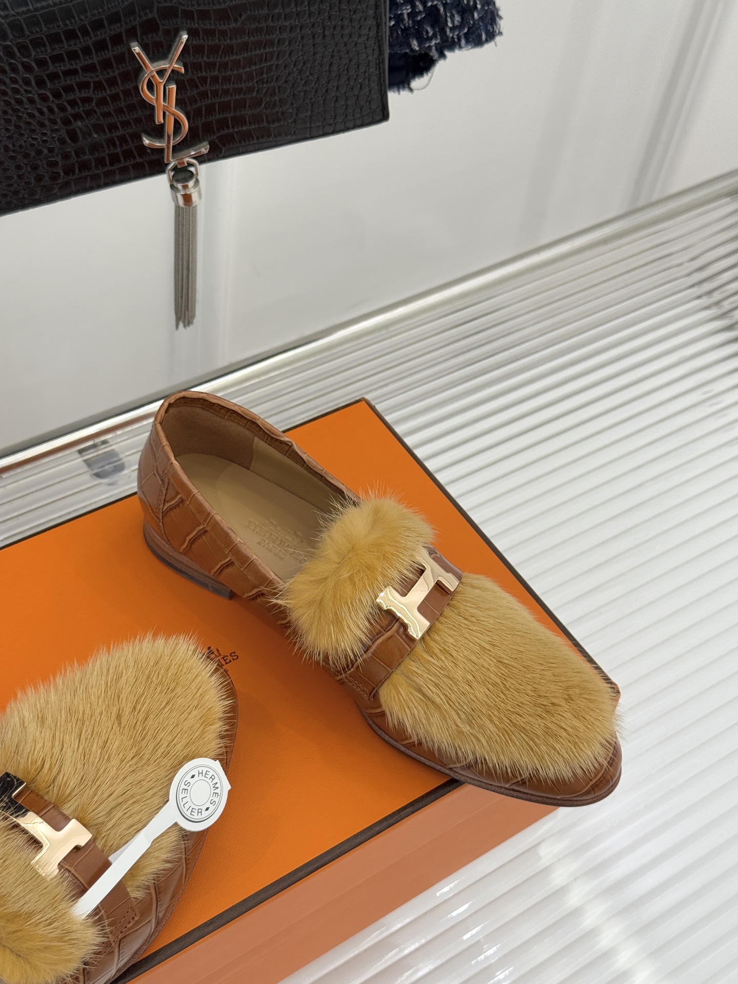 Hermès/爱马仕经典复古羊毛H金属扣乐福鞋标志性H形金属扣居于鞋身经精雕与多层抛光电镀而成流转着低调